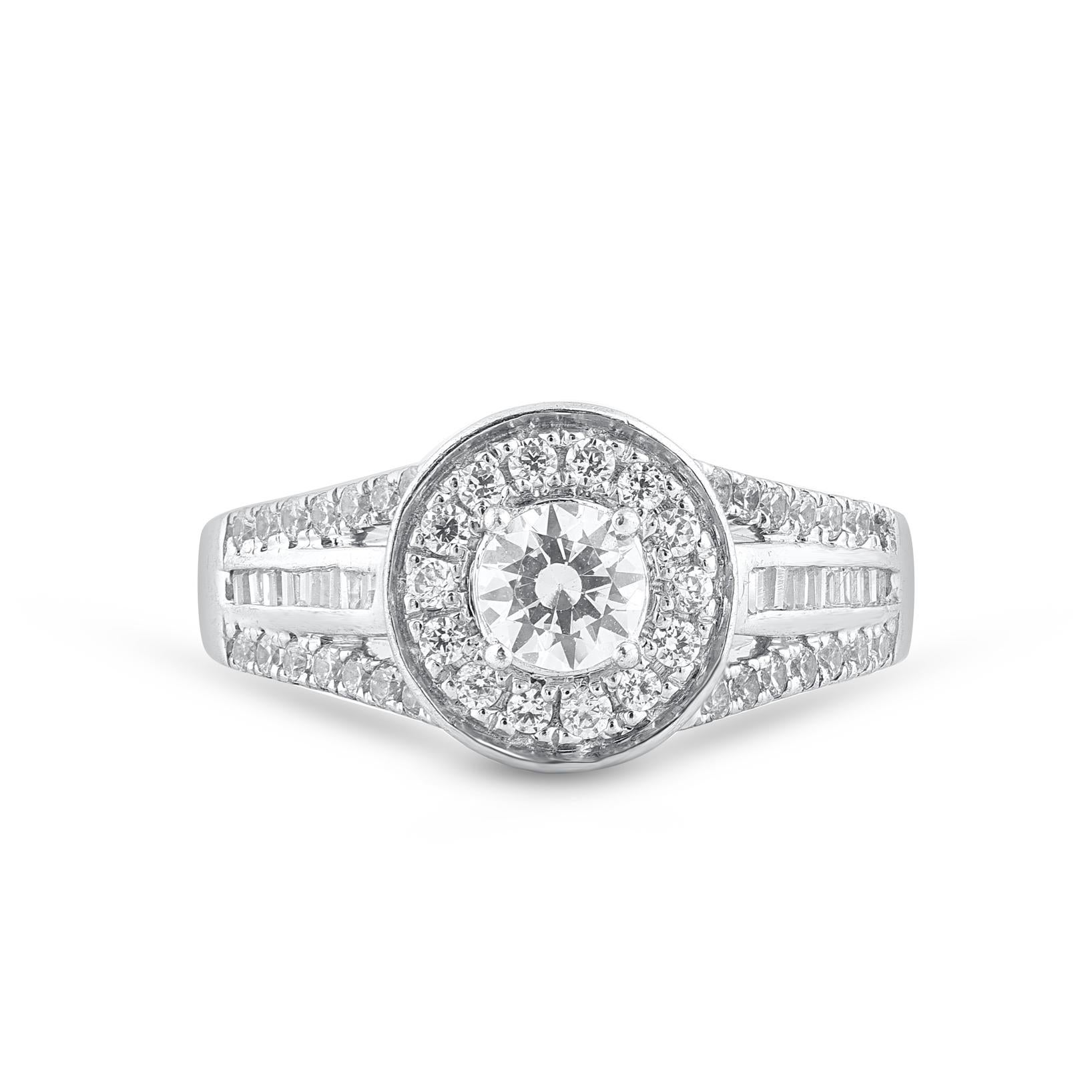 Contemporaneo TJD Anello di fidanzamento aureolato con diamante rotondo e baguette da 1,0 carati in oro bianco 18 carati in vendita