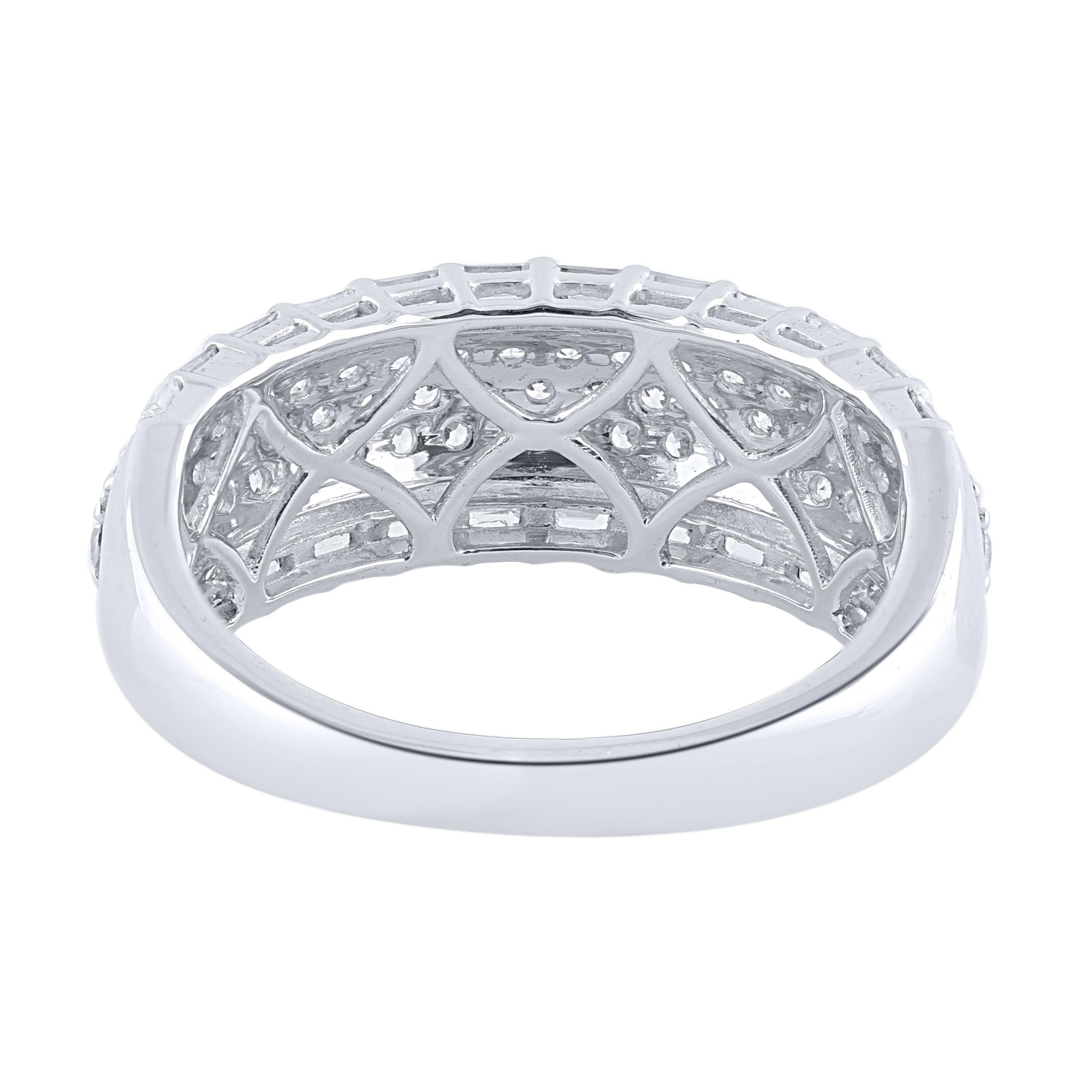 Dieses wahrhaft exquisite diamantene Verlobungsband wird wegen seiner klassischen Schönheit und Eleganz bewundert werden. Dieser Ring ist aus 14KT Weißgold gefertigt und mit 85 natürlichen Diamanten im Brillant- und Baguetteschliff in Pflaster- und