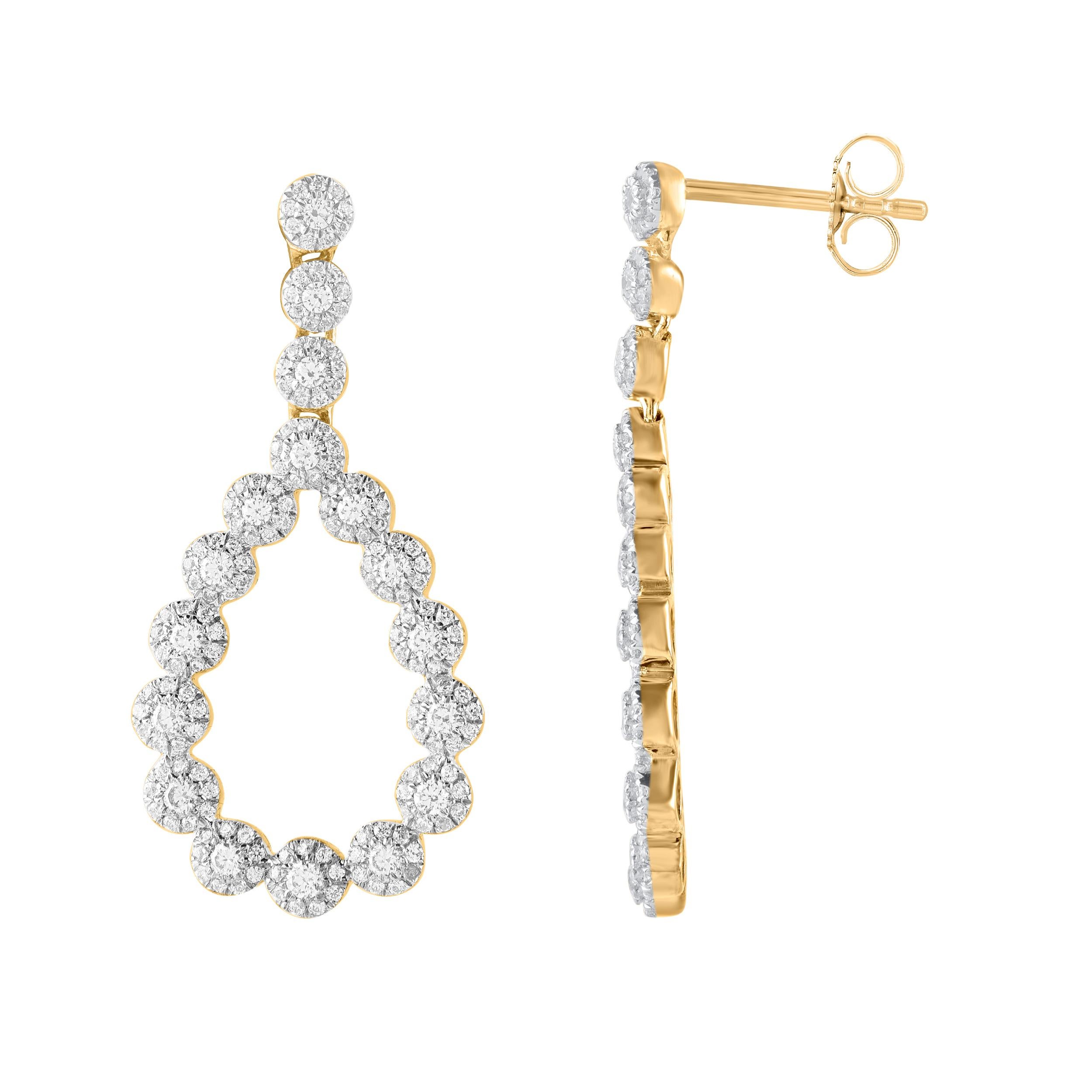 Complétant parfaitement son style classique, ces boucles d'oreilles en forme de goutte de diamant brillent avec votre bonheur à jamais. Ces boucles d'oreilles présentent des grappes de diamants éblouissants avec 340 diamants ronds de taille simple