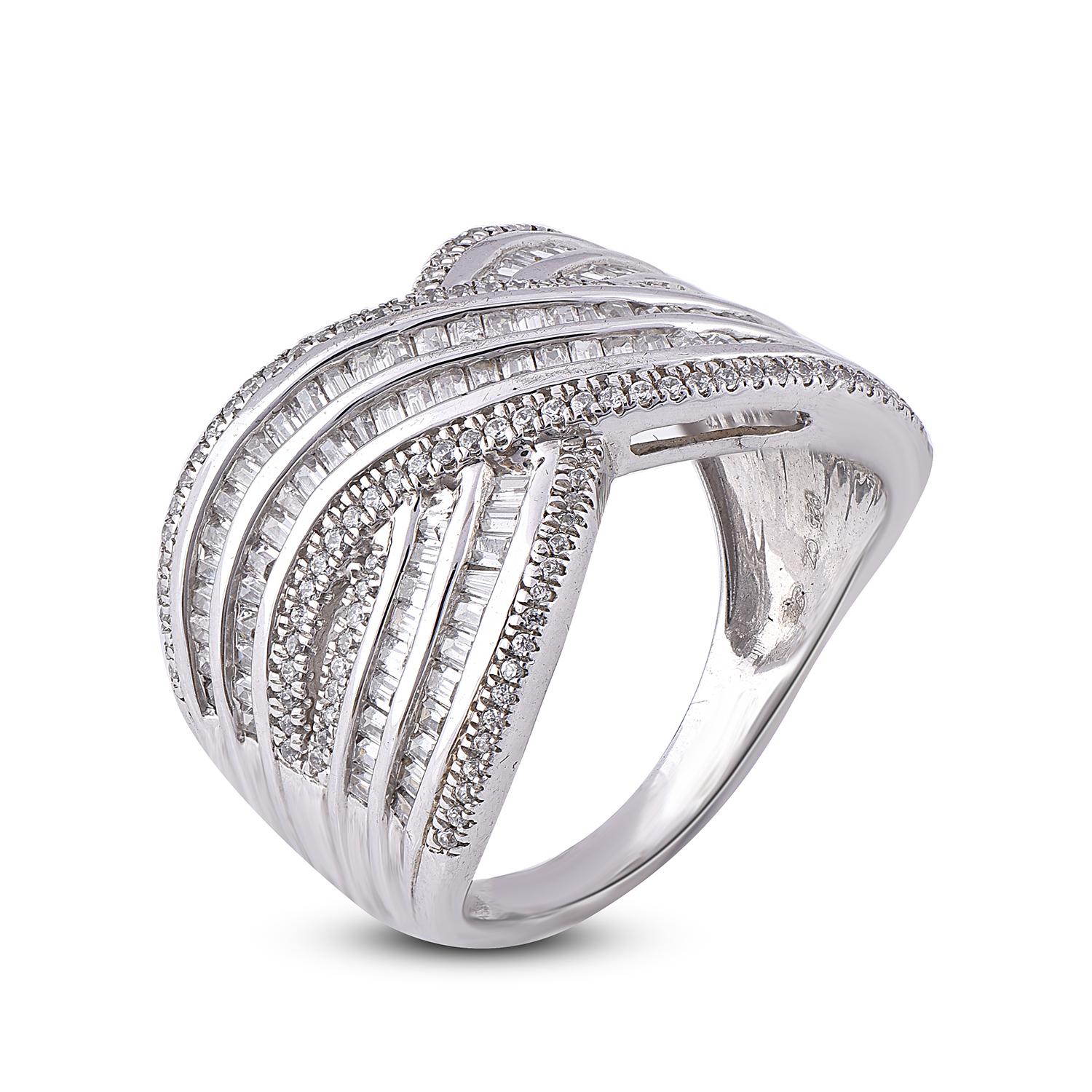 Diese kühnen und klassischen mehrreihigen Eheringe mit Diamanten sind ein Muss für jede Schmuckschatulle. Gefertigt aus kühlem 14-karätigem Weißgold und besetzt mit 124 runden und 104 Baguette-Diamanten, die in Mikrozacken- und Kanalfassung gefasst