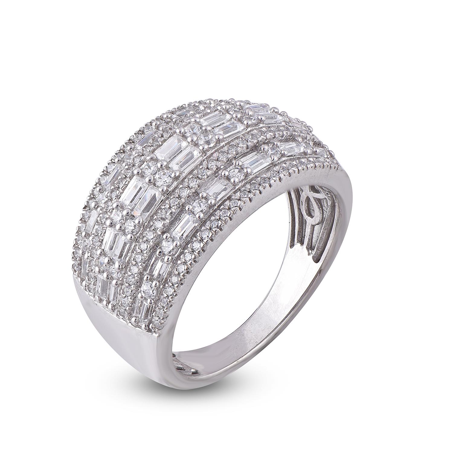 Dillo con l'allure senza tempo dell'oro che completa la bellezza del diamante tempestato di 124 diamanti naturali e 28 diamanti taglio Baguette splendidamente incastonati in una montatura a griffe e a canale. Realizzato in oro bianco da 14 carati e
