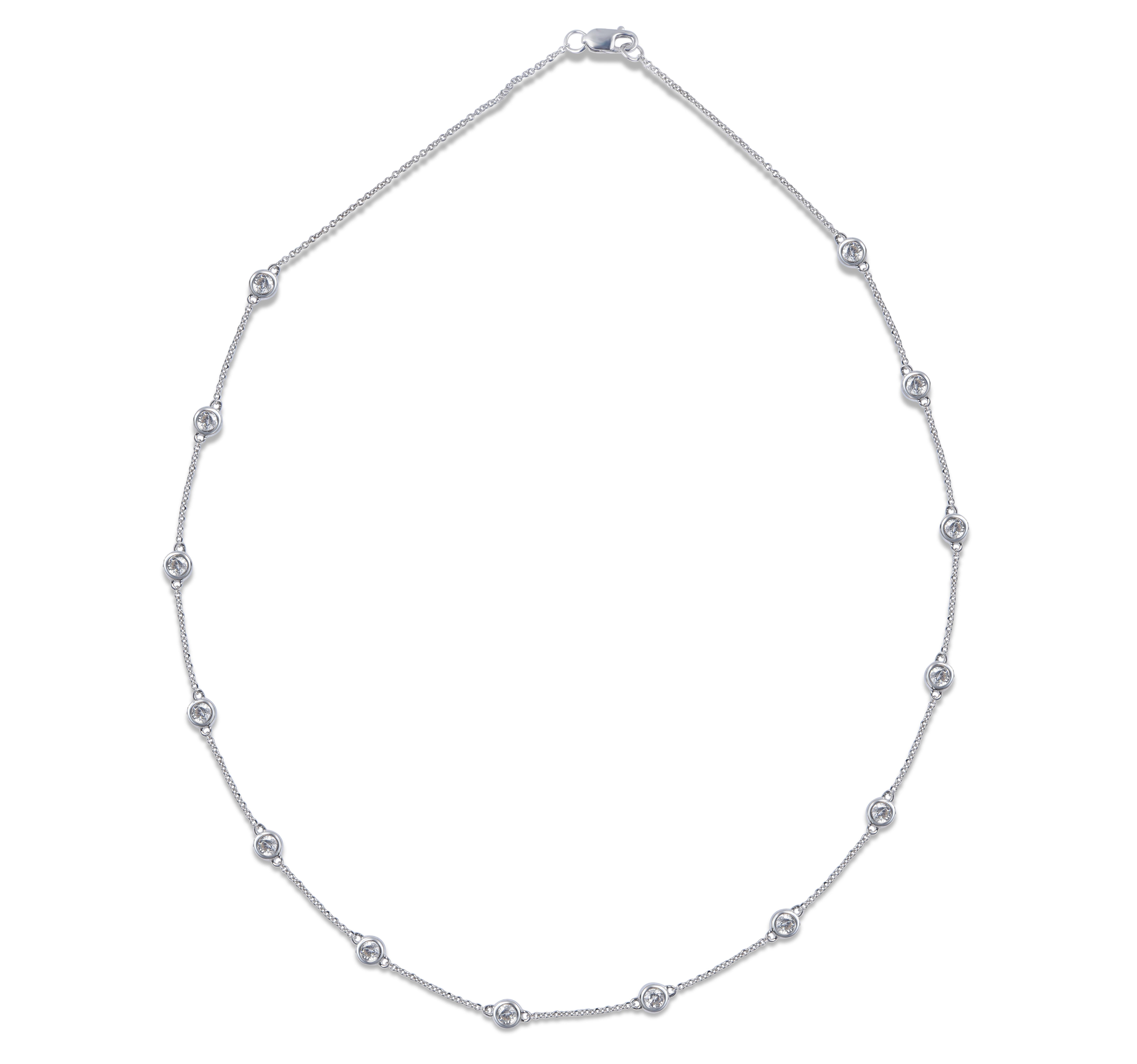 Splendidamente realizzato a mano dai nostri abili artigiani in oro bianco a 14 carati, presenta 14 diamanti taglio brillante incastonati in una splendida montatura a pavé. I diamanti sono classificati con colore HI e purezza I1. Viene fornito con