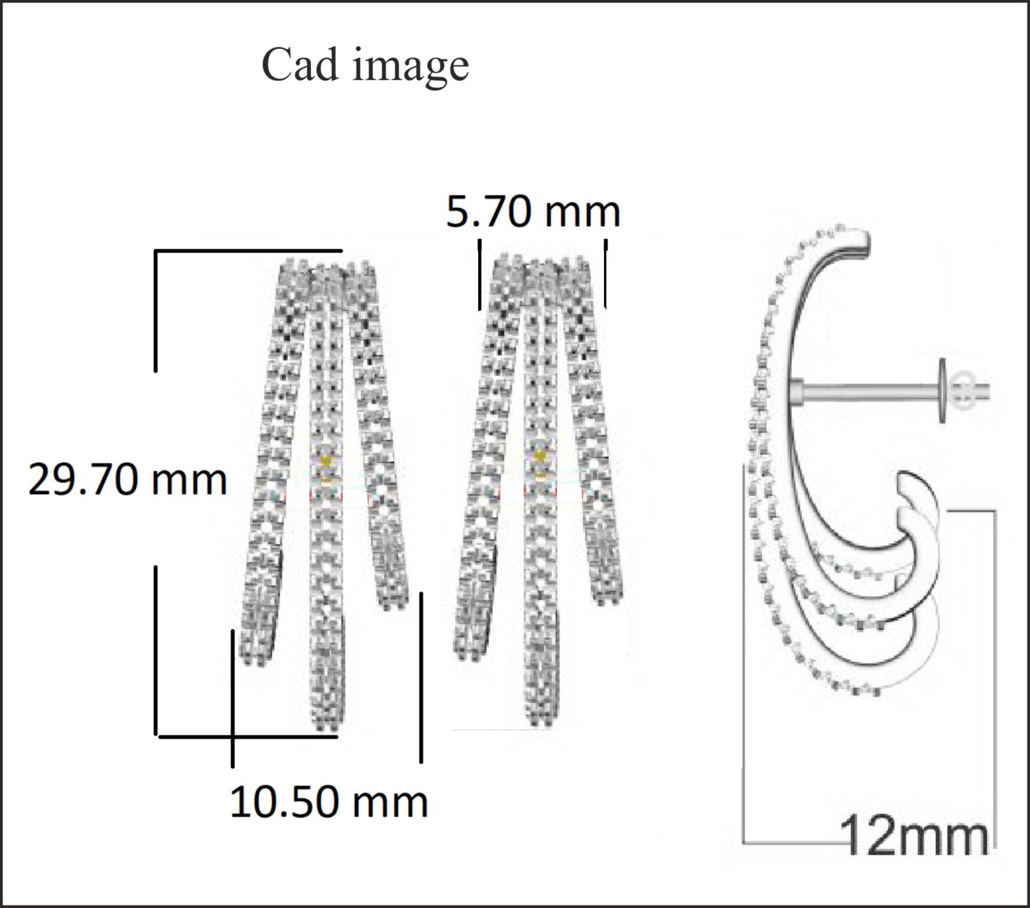 Ces boucles d'oreilles à trois rangs de diamants, d'allure classique, s'accordent avec toutes les tenues vestimentaires et constituent un ajout remarquable à votre boîte à bijoux. Sertie de 136 diamants ronds en serti clos, elle brille d'une couleur