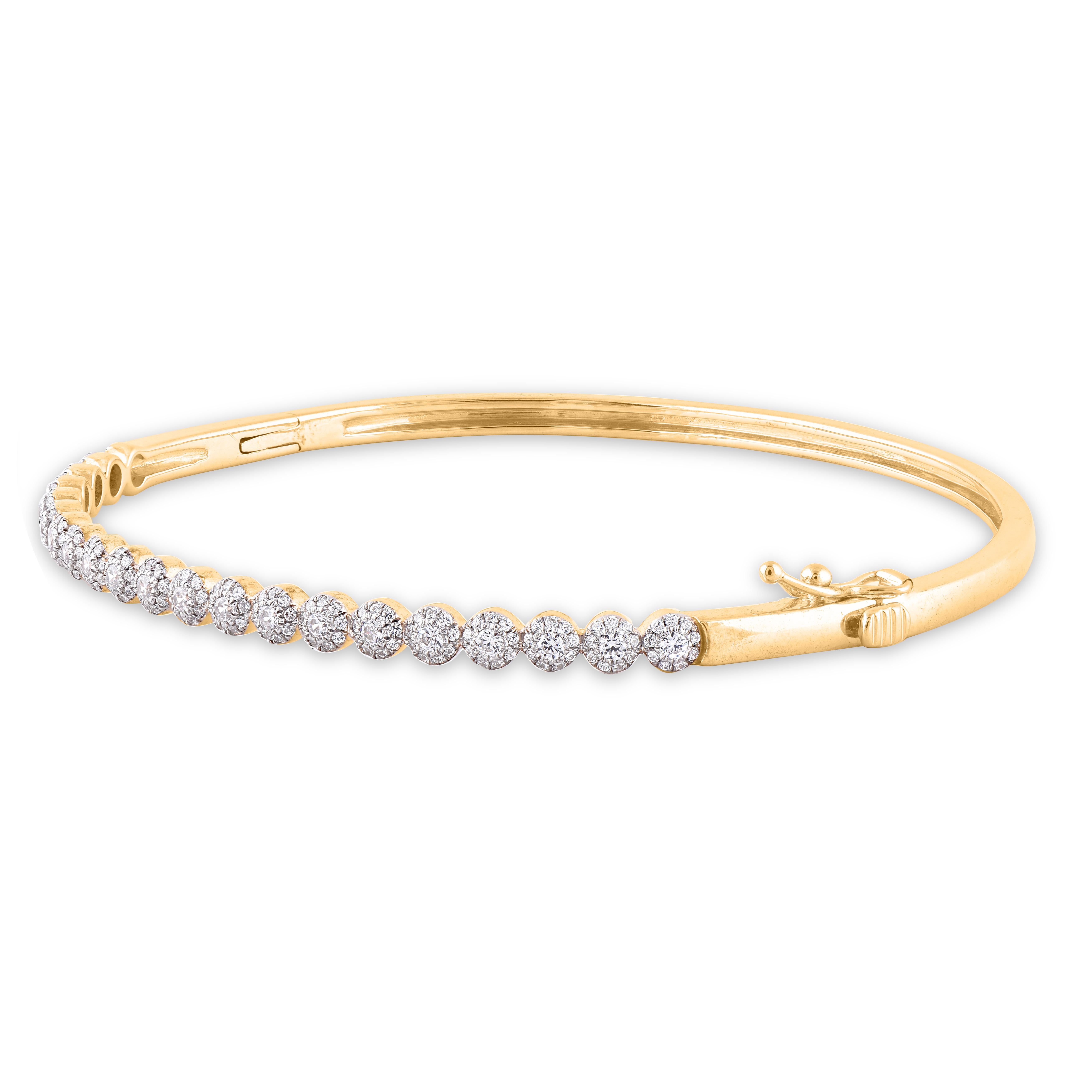 Prova il lusso e la raffinatezza di questo braccialetto tennis con cornice di diamanti. Realizzato dai nostri abili artigiani in oro bianco 14 carati e tempestato di 210 diamanti rotondi a taglio brillante incastonati in una montatura a micropunte.