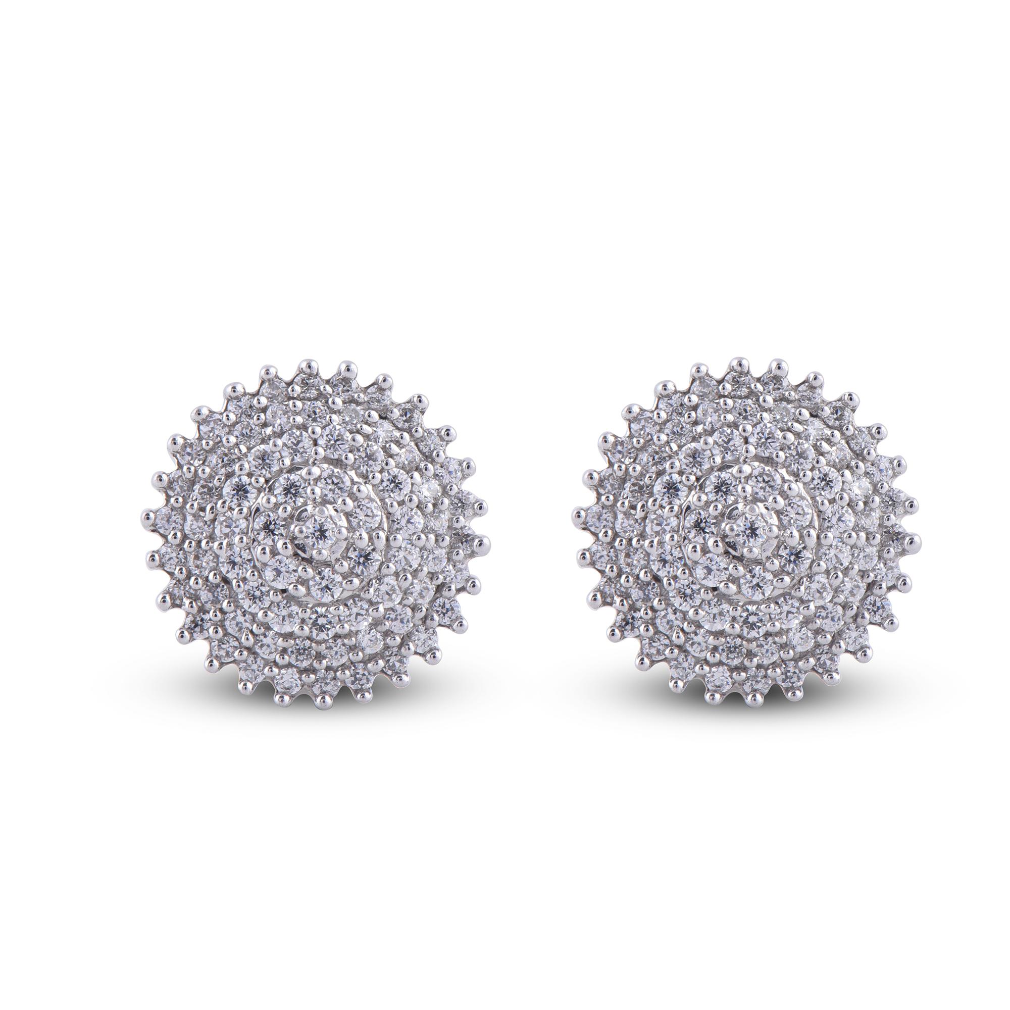 Complétant parfaitement son style classique, ces boucles d'oreilles en diamant brillent avec votre bonheur à jamais. Ces boucles d'oreilles présentent des grappes de 140 diamants ronds en serti clos. Ces boucles d'oreilles intemporelles sont dotées