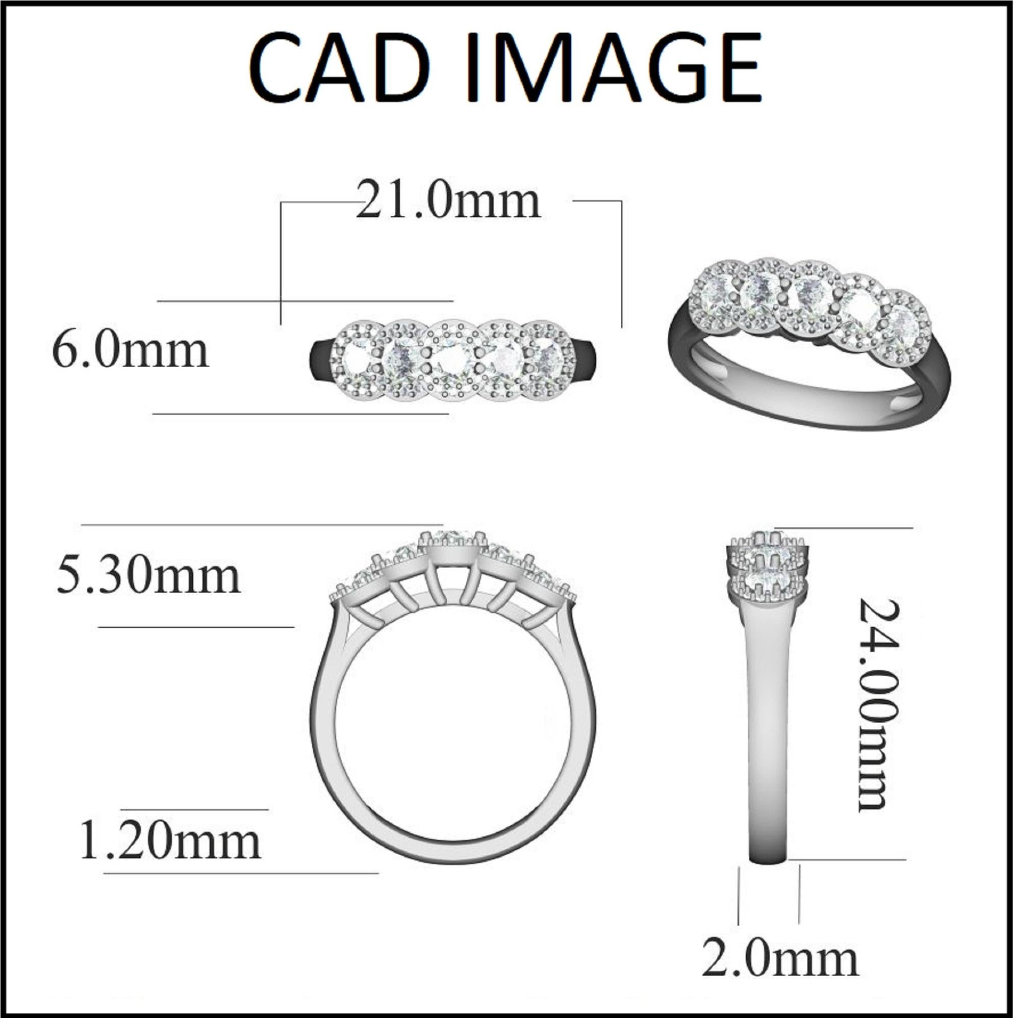 Véritablement exquise, cette bague de fiançailles à halo de diamants ne manquera pas d'être admirée pour la beauté classique et l'élégance inhérentes à son design. Cette bague de fiançailles présente un diamant rond de 1,00 carat en serti clos. Les