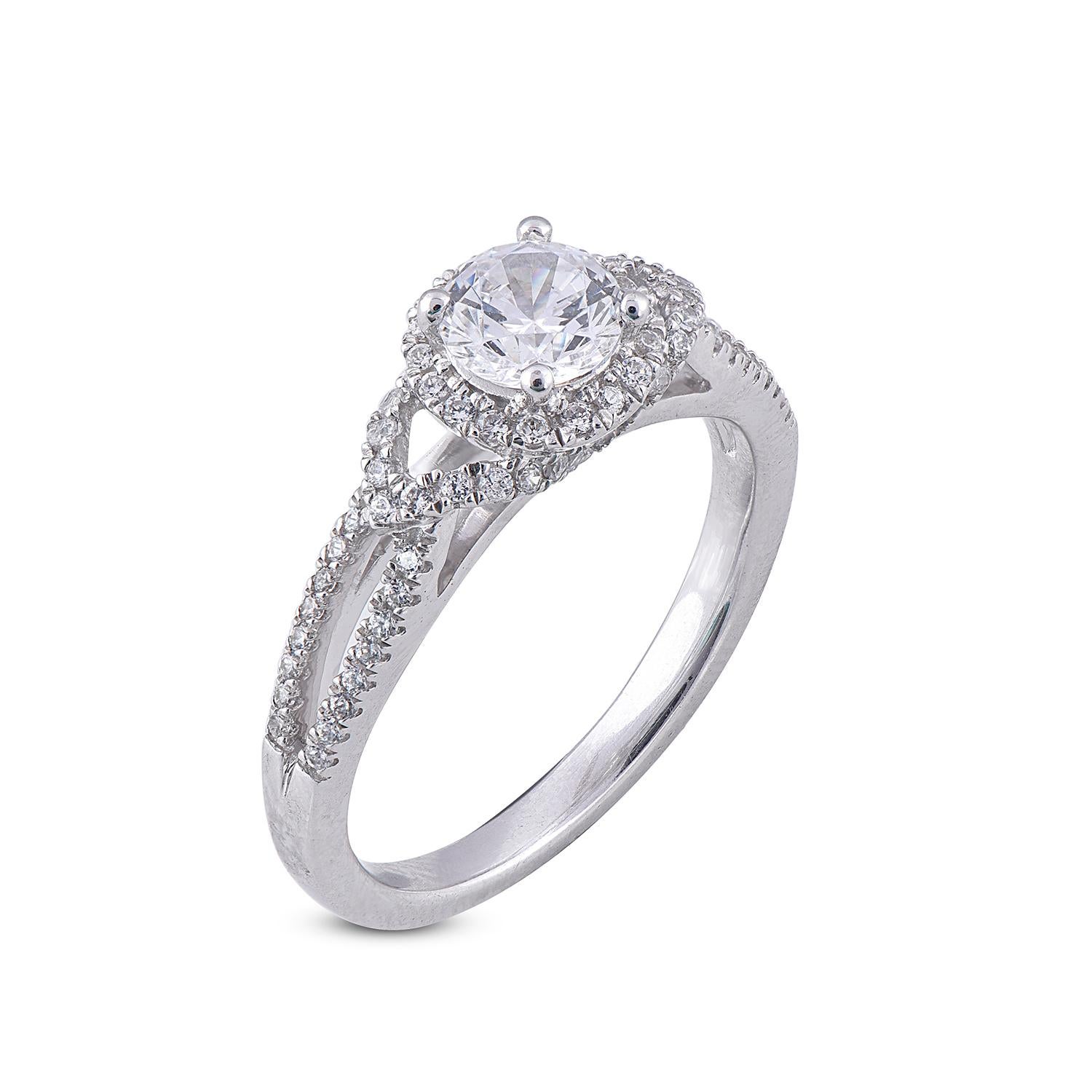Drücken Sie all die Liebe aus, die Sie in Ihrem Herzen tragen, mit diesem unwiderstehlichen Diamant-Verlobungsring mit Halo, der mit einem 0,66-karätigen Mittelstein und einem 0,34-karätigen runden Diamanten auf dem Schaft gefertigt ist. Er ist in