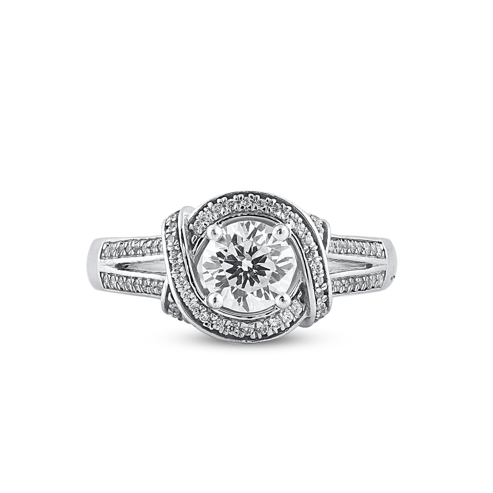 Un'elegante dichiarazione di stile, questo anello di fidanzamento con diamante e gambo a nodo d'amore mette in mostra una pietra centrale di 0,82 carati.  0,18 carati di piccoli diamanti rotondi splendidamente incastonati in una montatura a griffe e