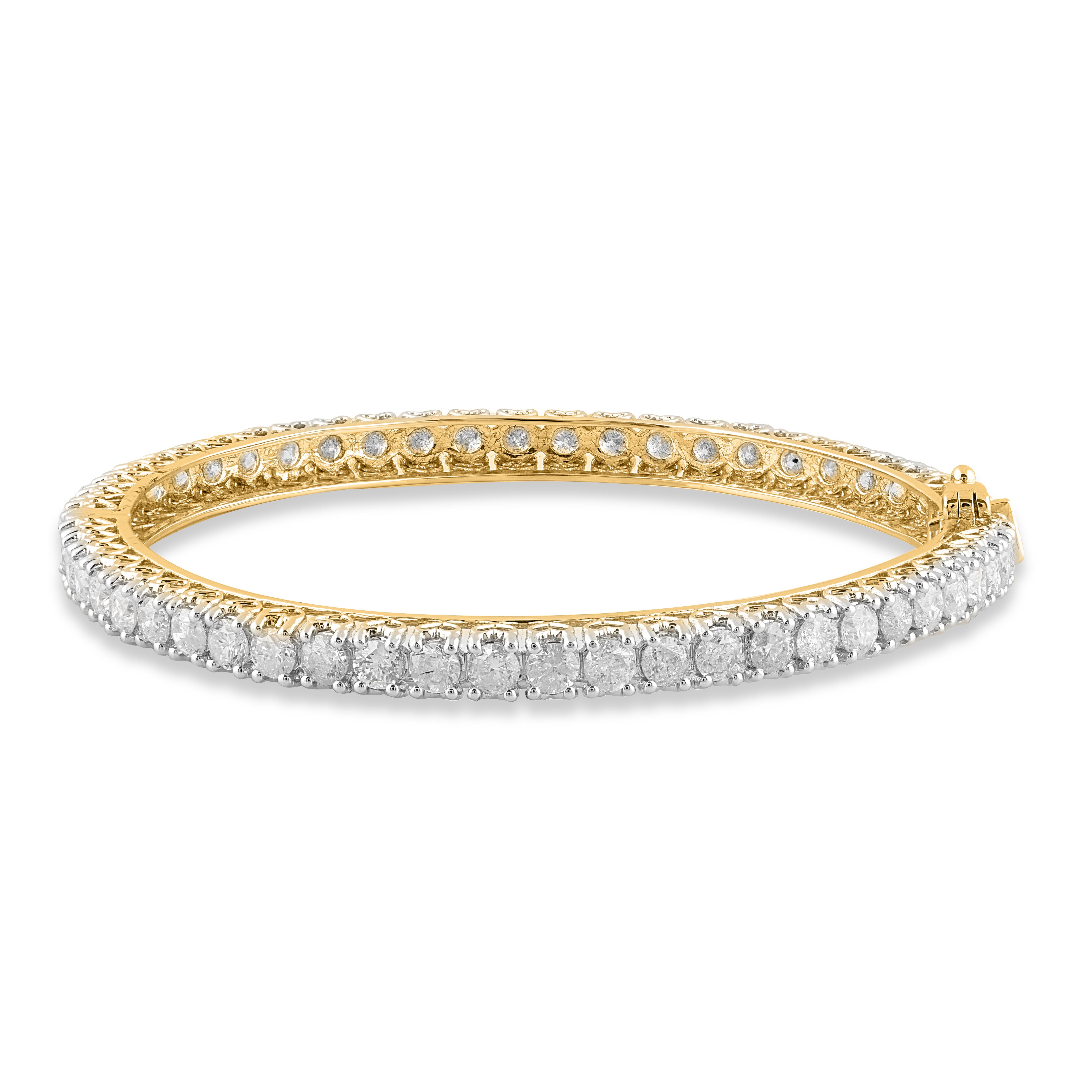Véritablement exquise, elle admirera l'allure sans effort de ce gracieux bracelet en diamants. Ce bracelet en or jaune 18 carats est orné de 54 diamants ronds de taille brillant en serti clos et a été réalisé par nos experts en interne. Le poids