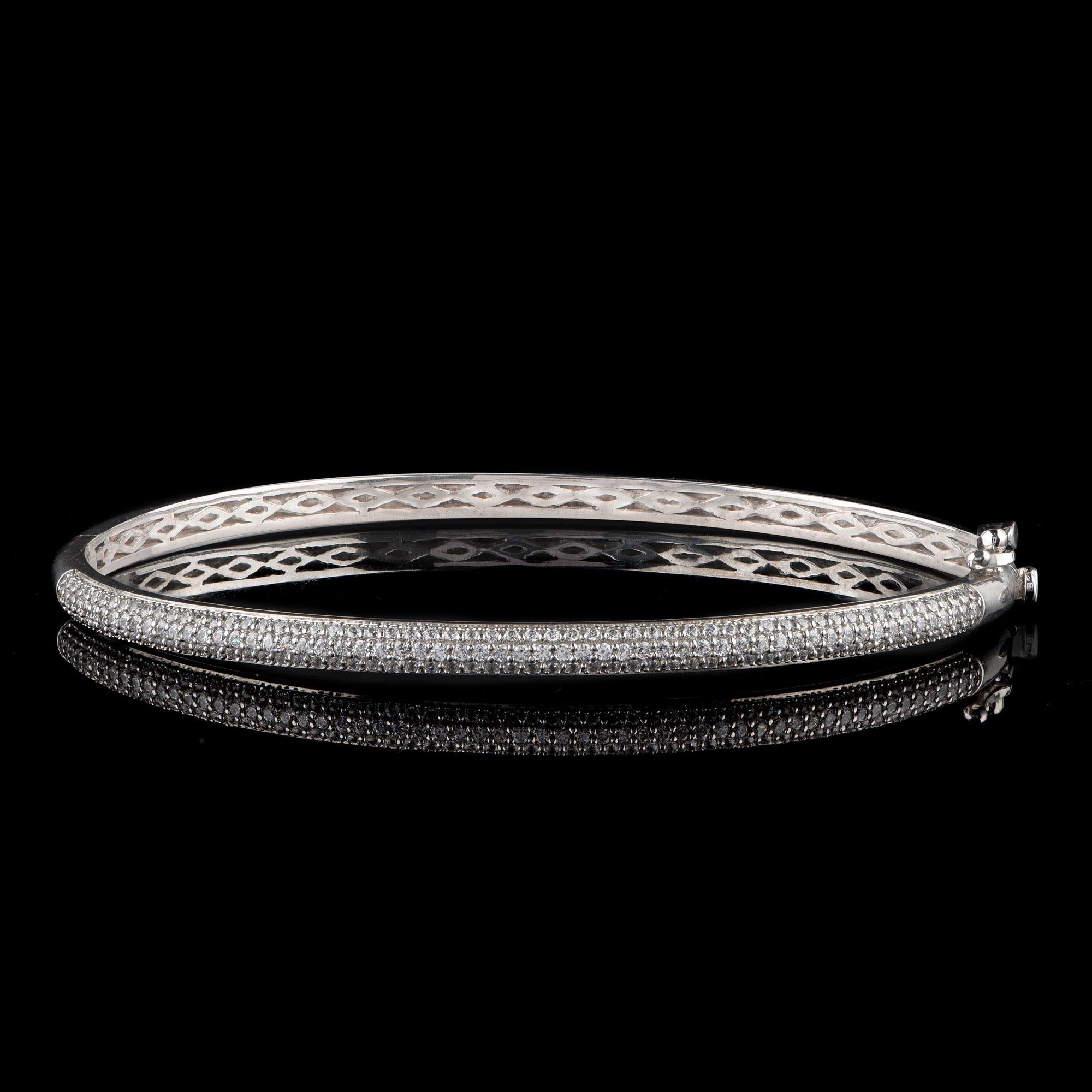 Contemporaneo TJD Bangle classico con cerniera in oro bianco 18 carati da 1,0 carati e tre file di diamanti in vendita