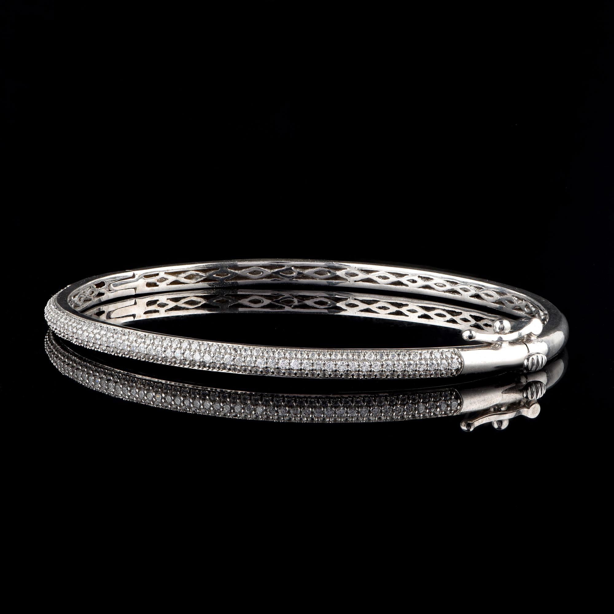 Taglio rotondo TJD Bangle classico con cerniera in oro bianco 18 carati da 1,0 carati e tre file di diamanti in vendita