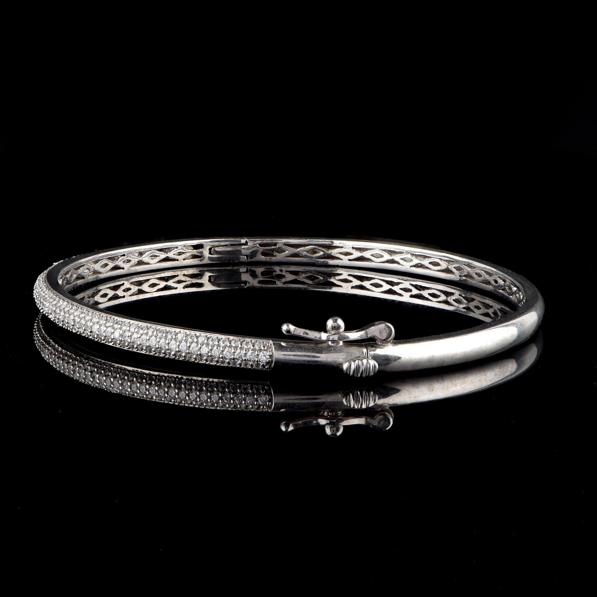 TJD Bangle classico con cerniera in oro bianco 18 carati da 1,0 carati e tre file di diamanti In condizioni Nuovo in vendita a New York, NY