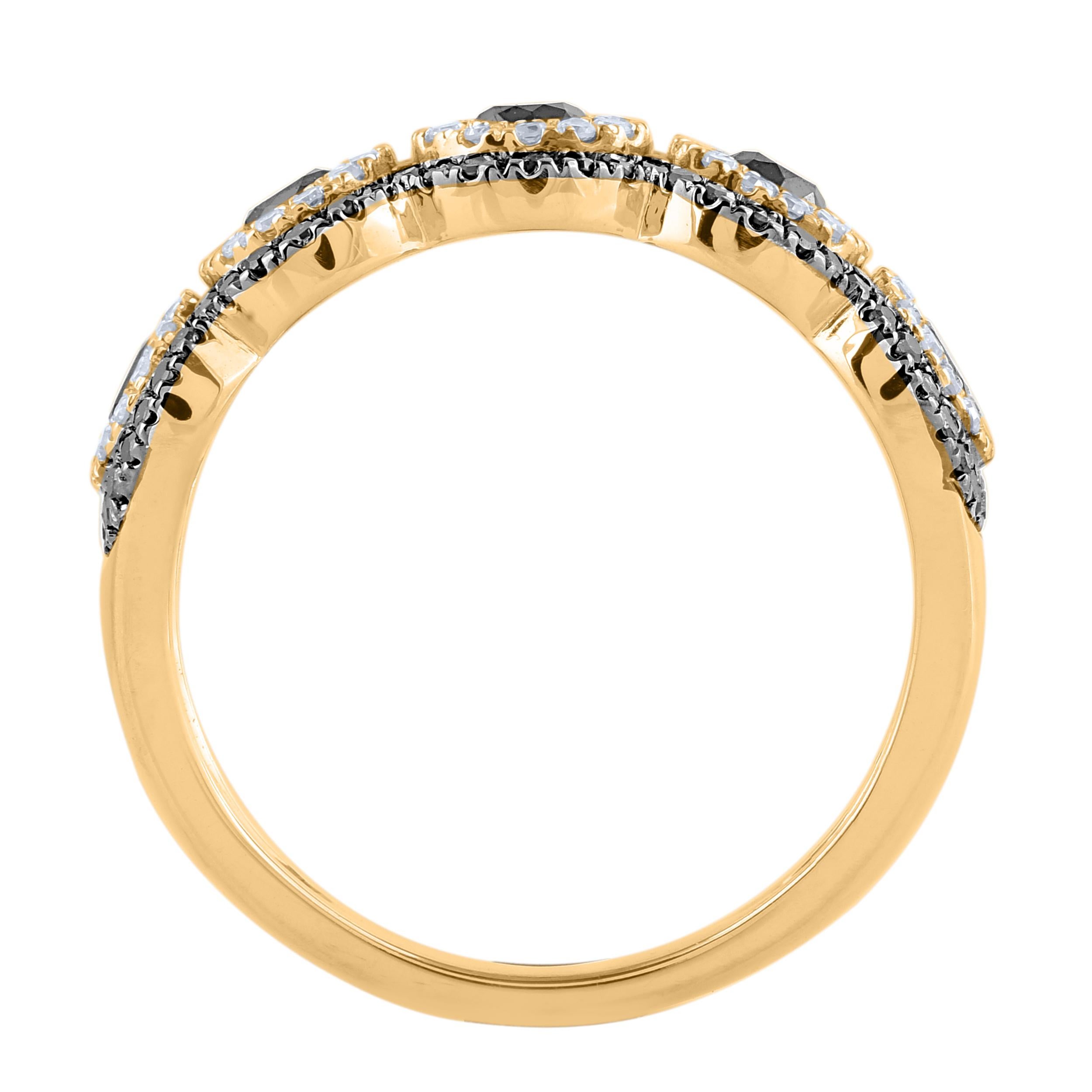 Elegamment conçue par nos habiles artisans en or jaune 14 carats et sertie de 133 diamants blancs ronds taillés en brillant et de diamants noirs traités en serti clos. Le poids total des diamants est de 1,0 carat. Les diamants sont classés  Couleur