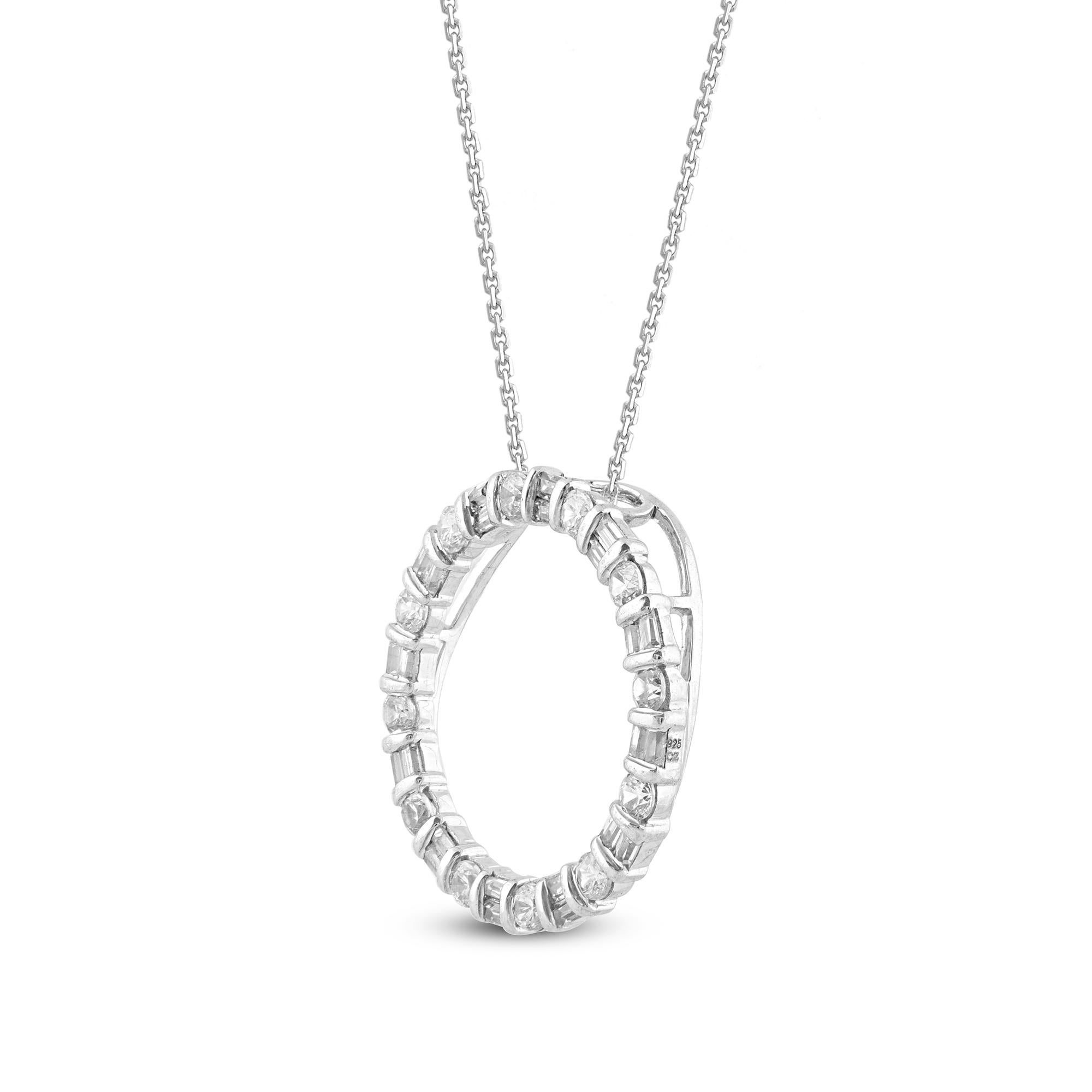 Ce cercle ouvert est réalisé avec expertise en or blanc 14 carats et présente 12 diamants ronds et 24 diamants baguettes sertis en canal. Ce pendentif en forme de cercle ouvert présente une finition très polie et constitue un ajout précieux à toute