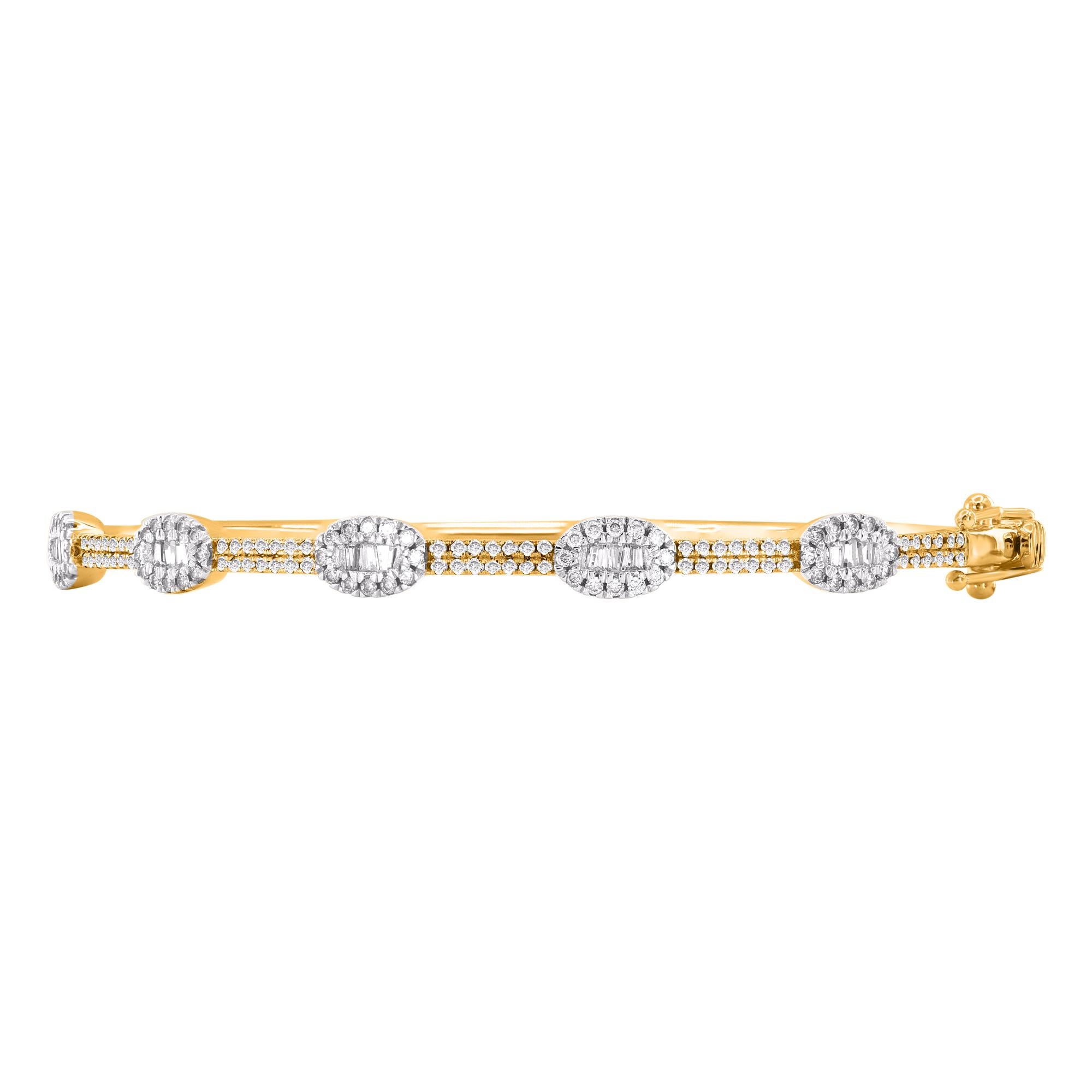 Ce charmant bracelet en diamants vous donne un nouveau look. Ce bracelet étincelant est orné de 160 diamants ronds naturels de taille simple, de taille brillant et de taille baguette en serti clos et façonné en or jaune 14kt. Les diamants sont de