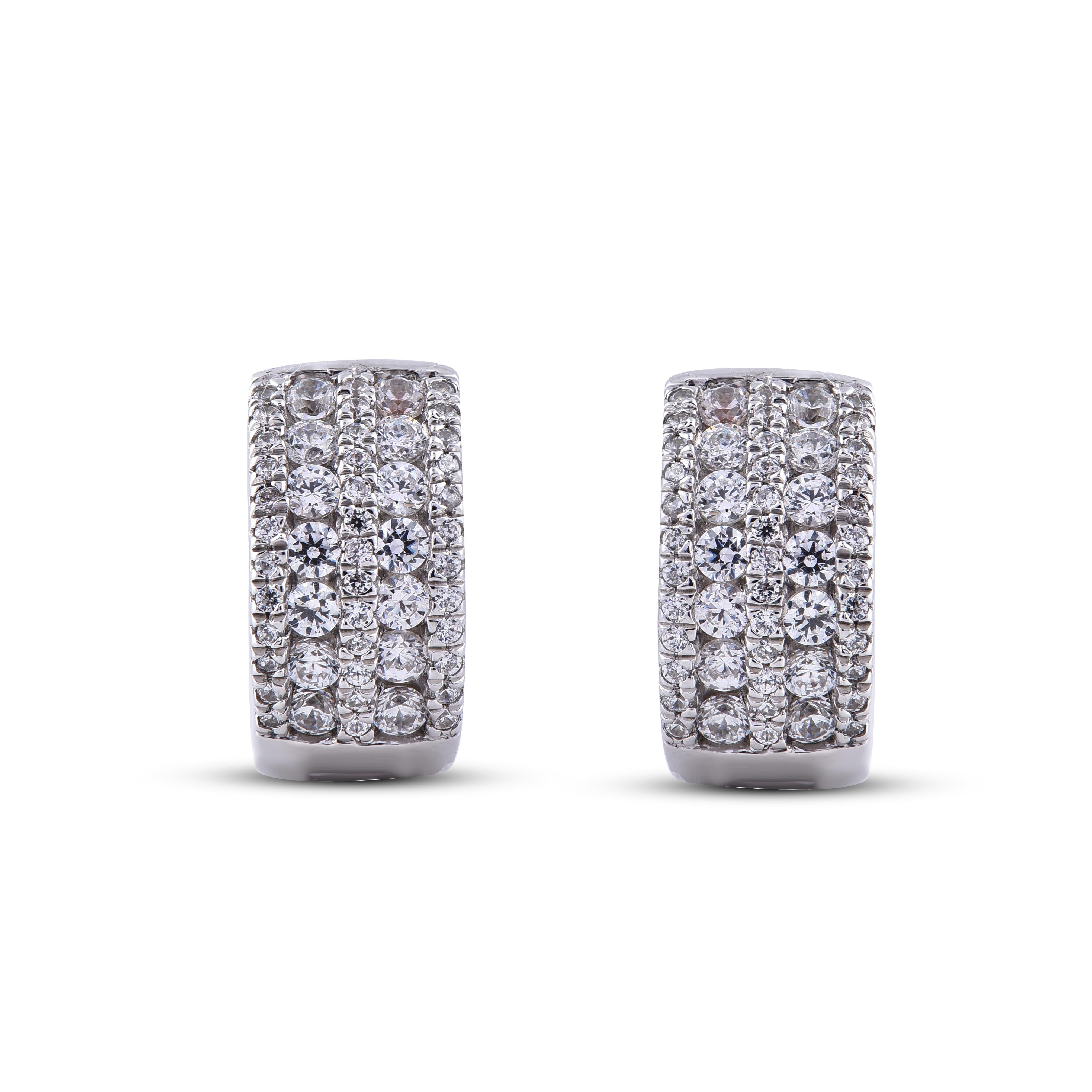 Se cerchi un tocco di scintillio in un design più piccolo ma di grande presenza, questi orecchini sono la scelta perfetta. Questo orecchino è stato progettato in oro bianco 14 carati e brilla di 102 diamanti rotondi di colore H-I e di purezza I2.