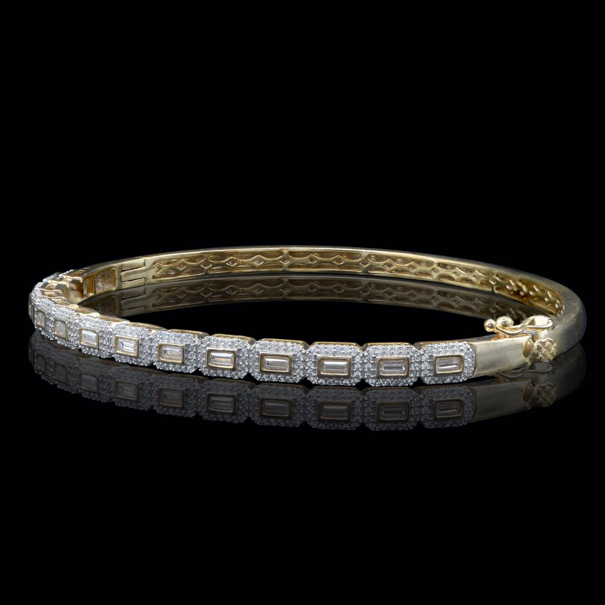 Contemporary TJD 1.00 Carat Alternating Round and Baguette Diamond 18 K Yellow Gold Bangle For Sale