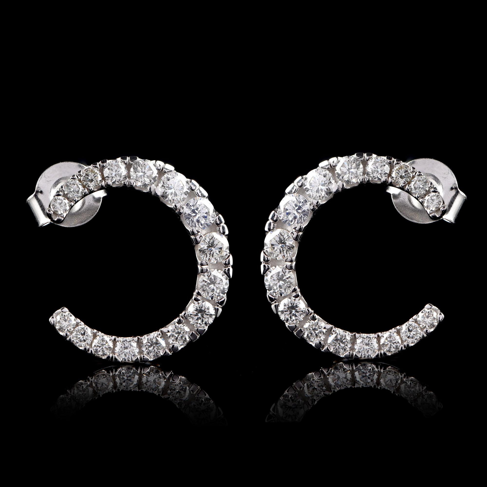 Diese verführerischen Ohrringe glänzen mit 32 Diamanten im Brillantschliff, die in einer Zackenfassung gefasst und aus 14-karätigem Weißgold gefertigt sind. Die Diamanten sind mit HI Farbe, I1 Reinheit bewertet.