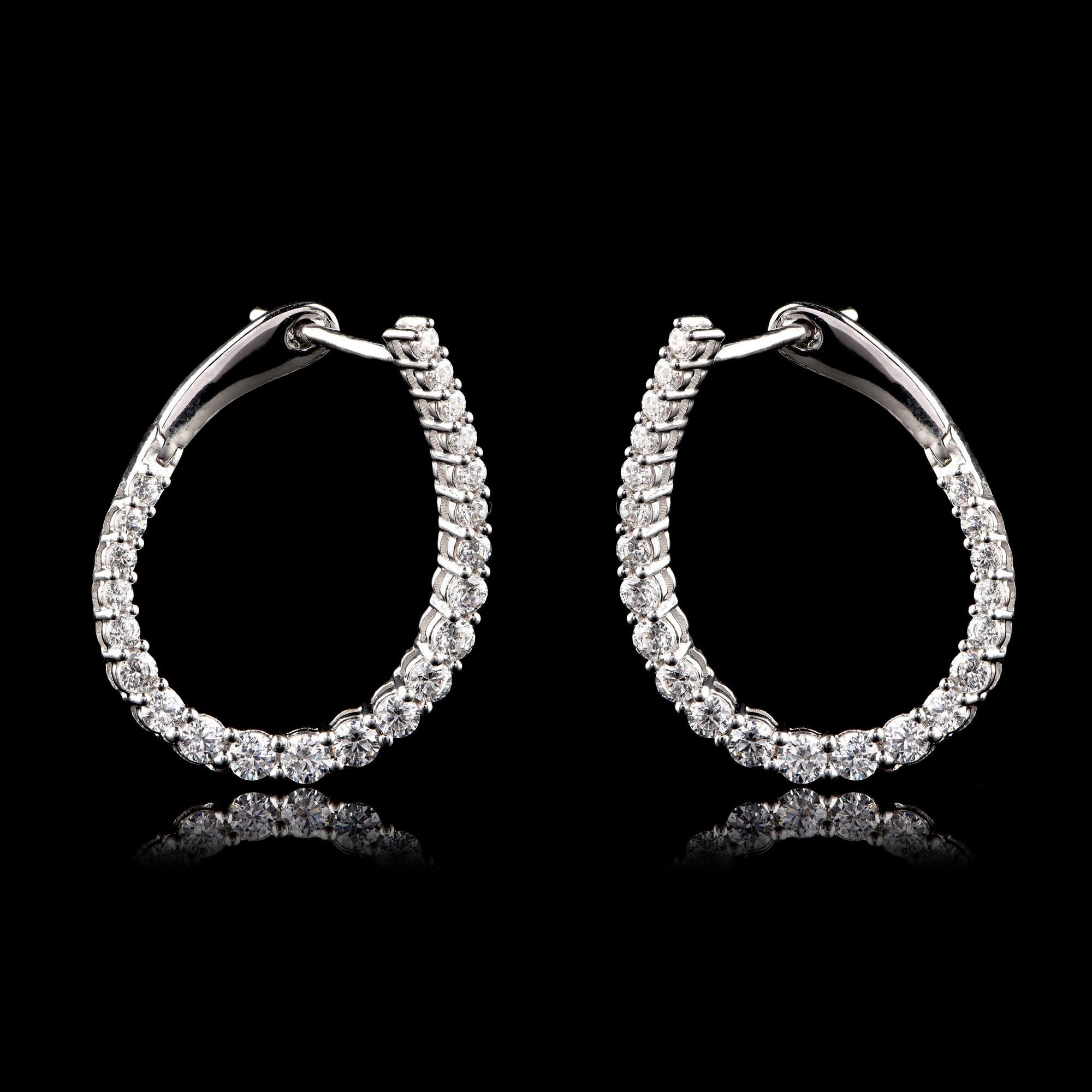 Diese gedrehten Designer-Ohrringe sind mit 44 Brillanten in Zackenfassung besetzt und werden von unseren Experten in 18 Karat Weißgold gefertigt. Die Diamanten sind mit H-I Farbe, I2 Reinheit bewertet.