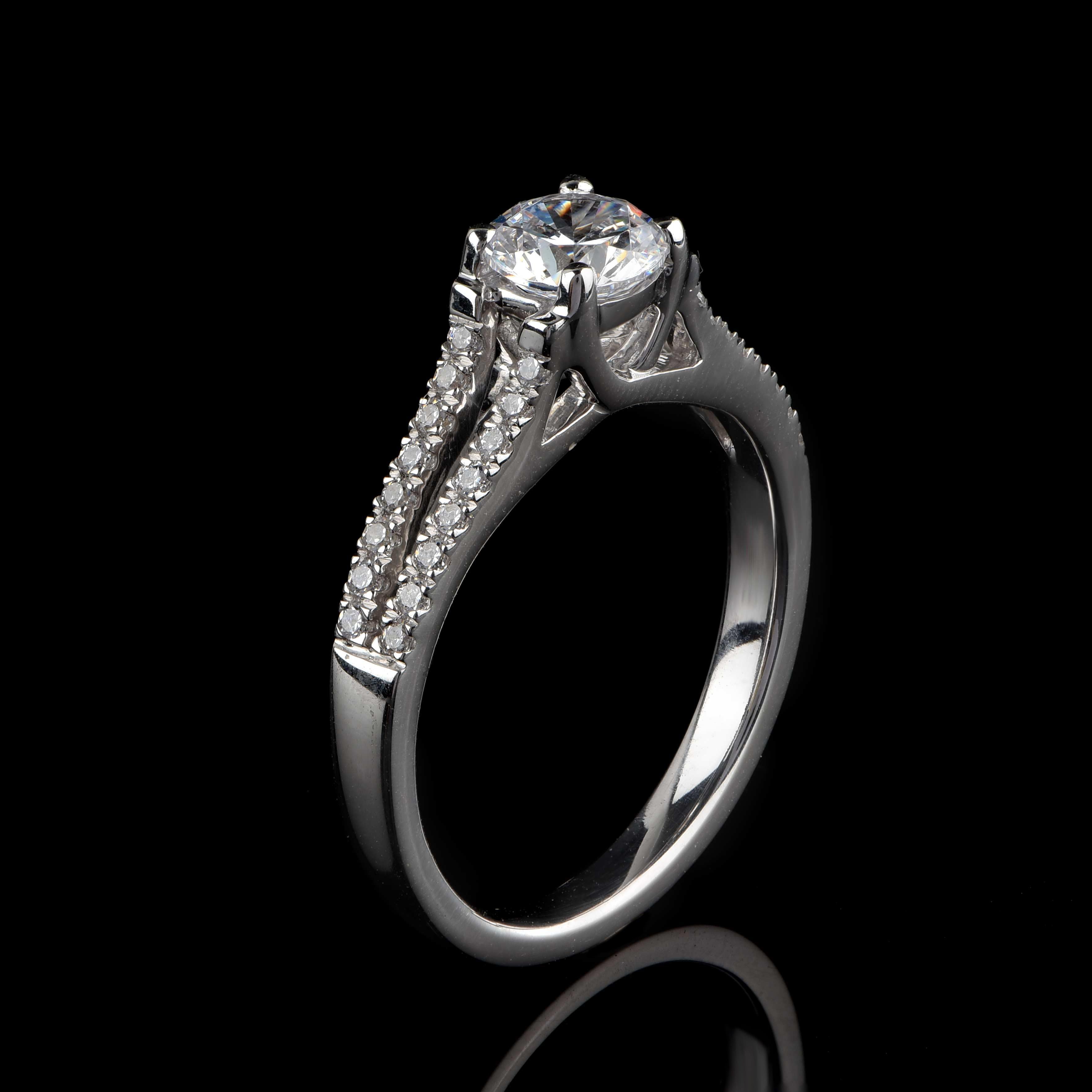 Taille ronde TJD Bague de fiançailles à tige fendue en or blanc 18 carats avec diamants de 1,00 carat certifiés GIA en vente
