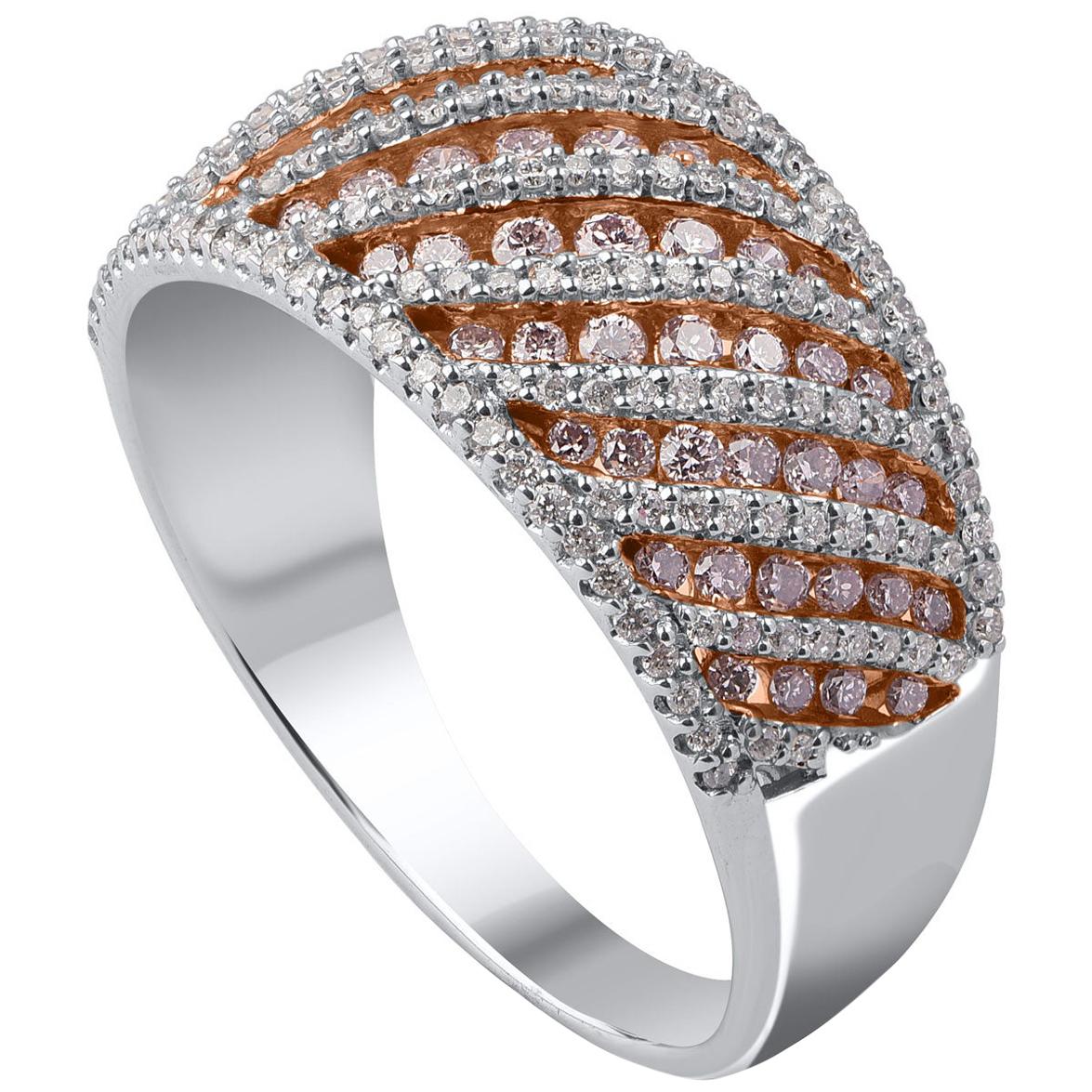 Réalisé par nos habiles artisans en or blanc 18 carats et constellé de 168 diamants taille ronde et 69 diamants roses naturels rosés en sertissage à griffes et en canal. Les diamants sont classés couleur H-I, clarté I1. 

La taille de la bague est