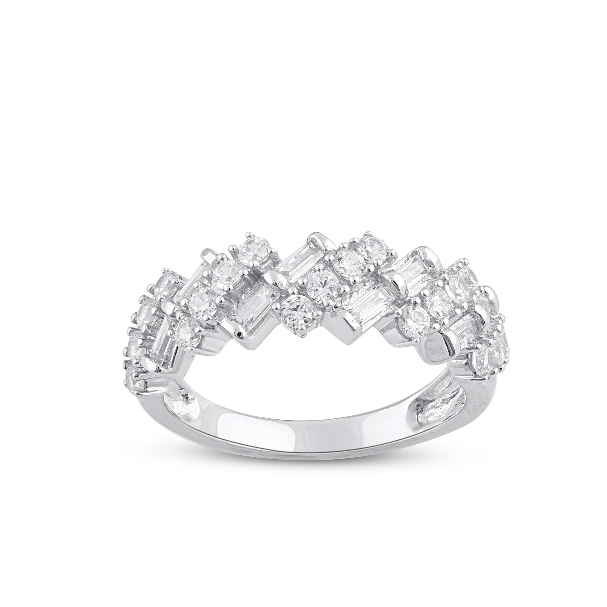 Elegante e glamour, questa fede larga è perfetta per i tuoi look da sera. L'anello è realizzato in oro a 14 carati, a scelta tra bianco, rosa o giallo, e presenta 20 diamanti tondi taglio brillante e 8 diamanti bianchi taglio baguette, incastonatura