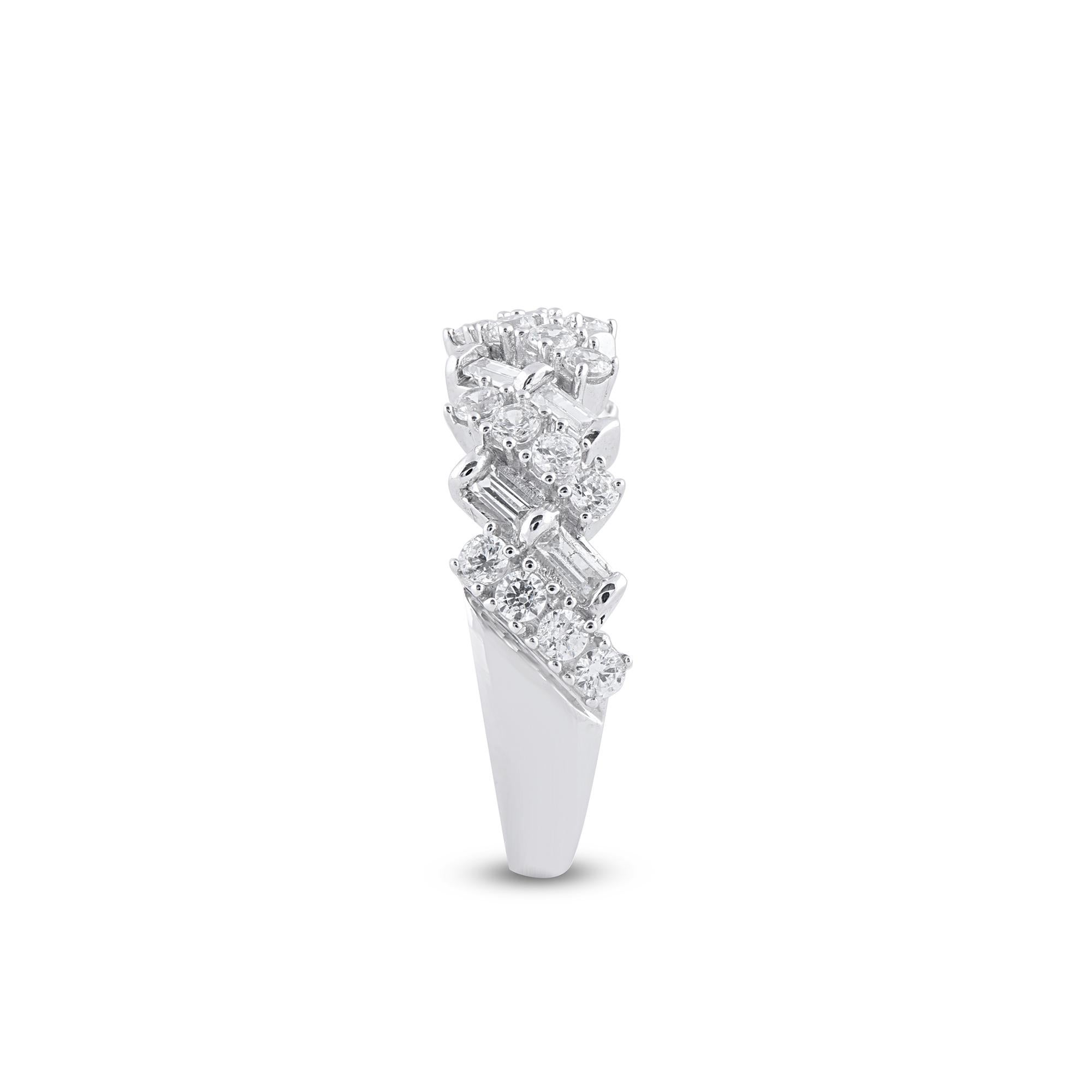 Donna TJD Anello a mezza eternità in oro bianco 14 carati con diamanti tondi e baguette da 1,00 carati in vendita