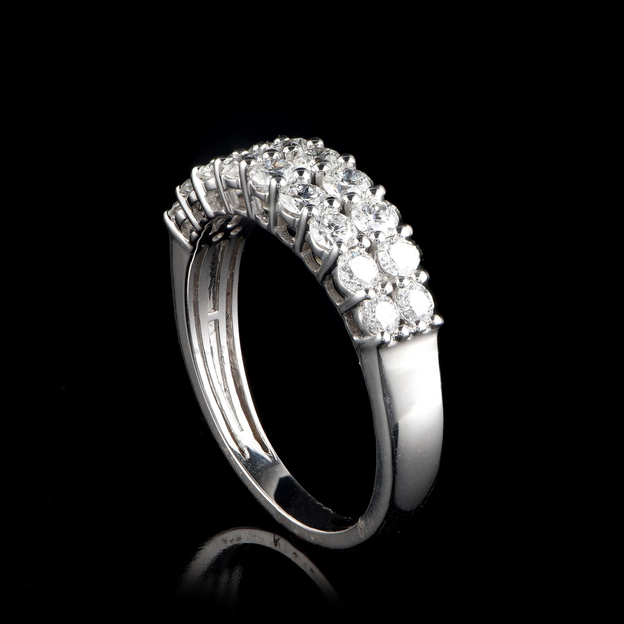 Moderno TJD Anello con diamante rotondo da 1,00 carati in oro bianco 18 carati, con doppia fila di diamanti incastonati in vendita