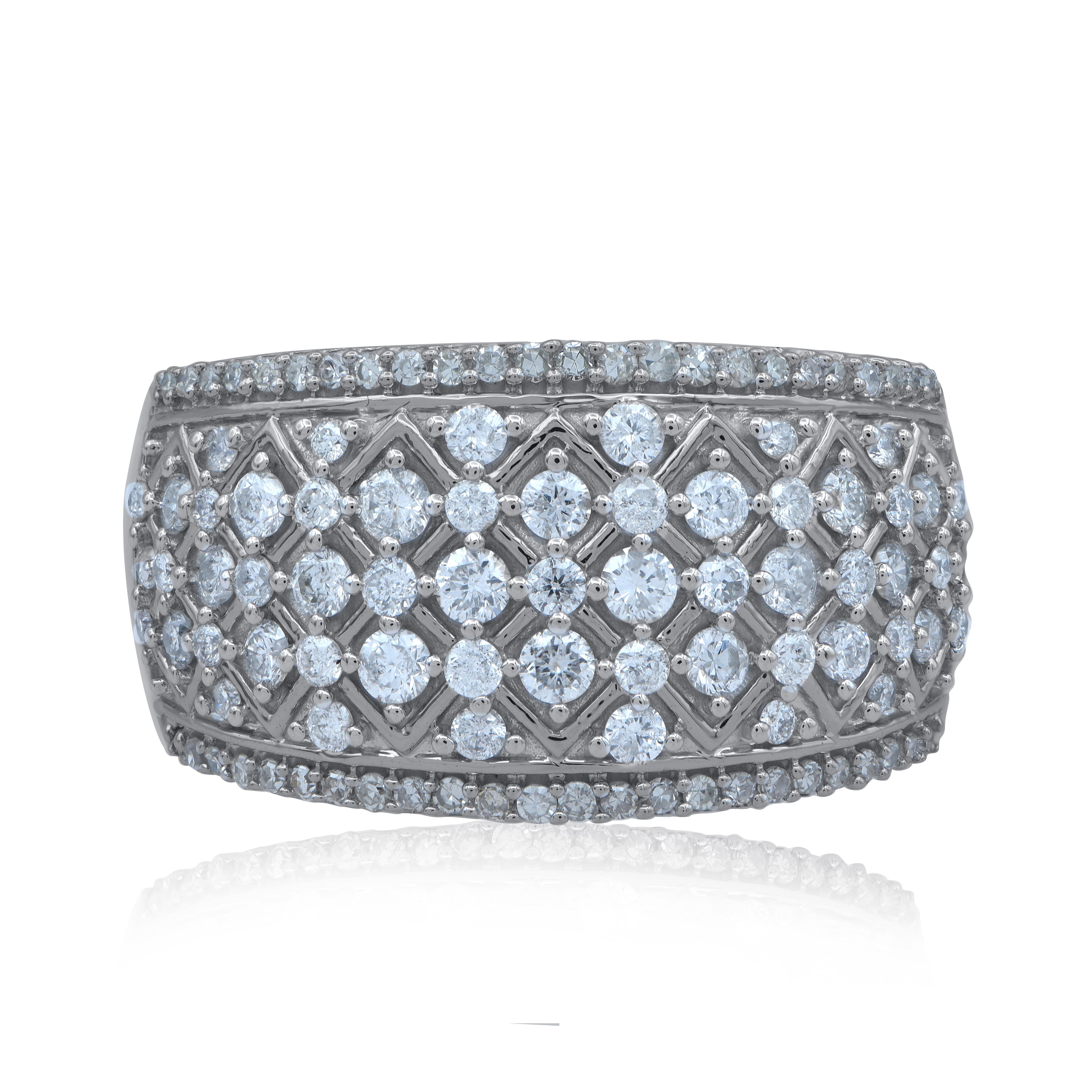 Bellissimo anello a fascia larga con diamante naturale rotondo. Questo anello ha un design splendido ed è incastonato con 105 diamanti rotondi taglio brillante. L'anello è una fascia in stile vintage. Il peso totale dei diamanti è di 1,00 carati,