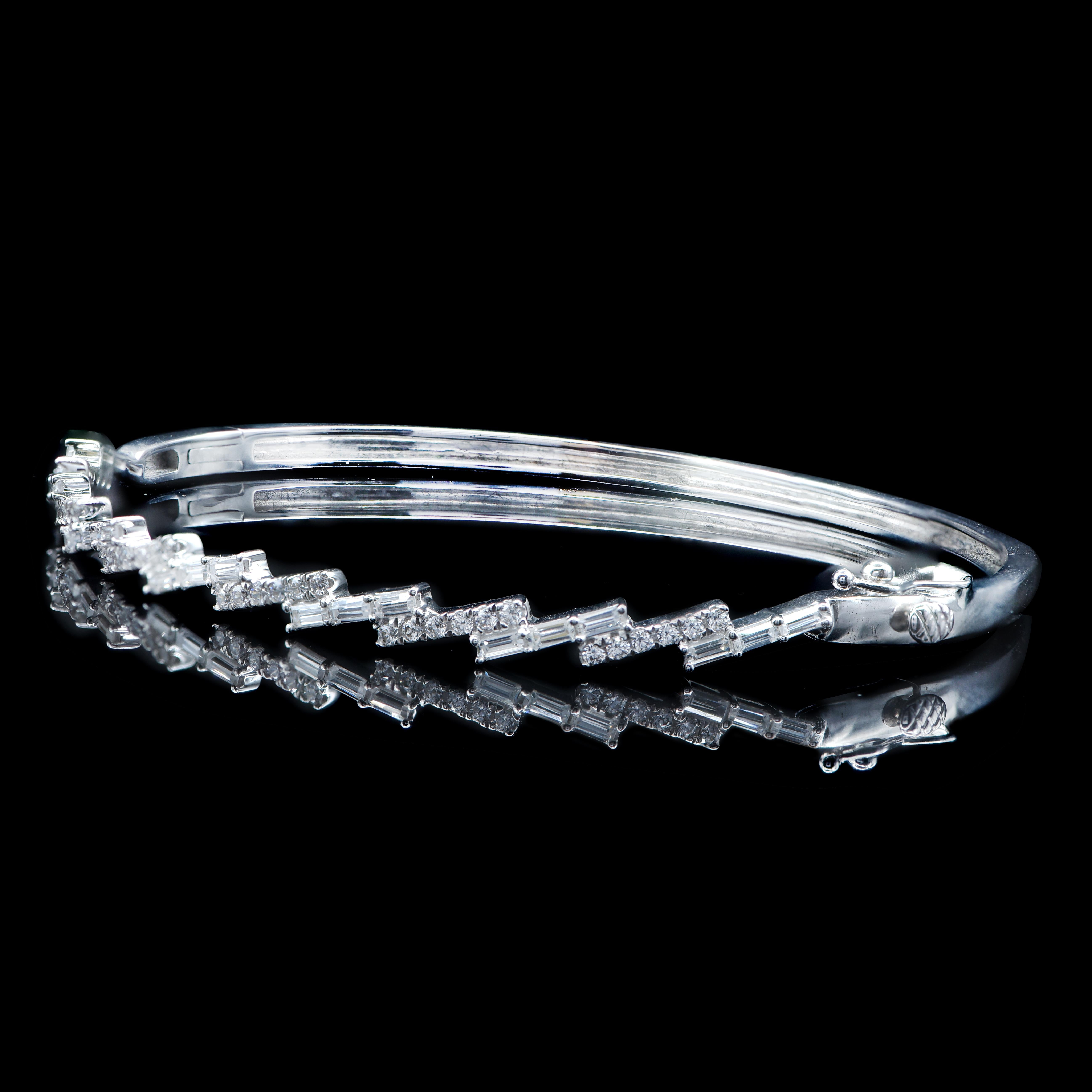 Contemporary TJD 1.00 Carat Round and Baguette Diamond 18 Karat White Gold Zig-Zag Bangle For Sale