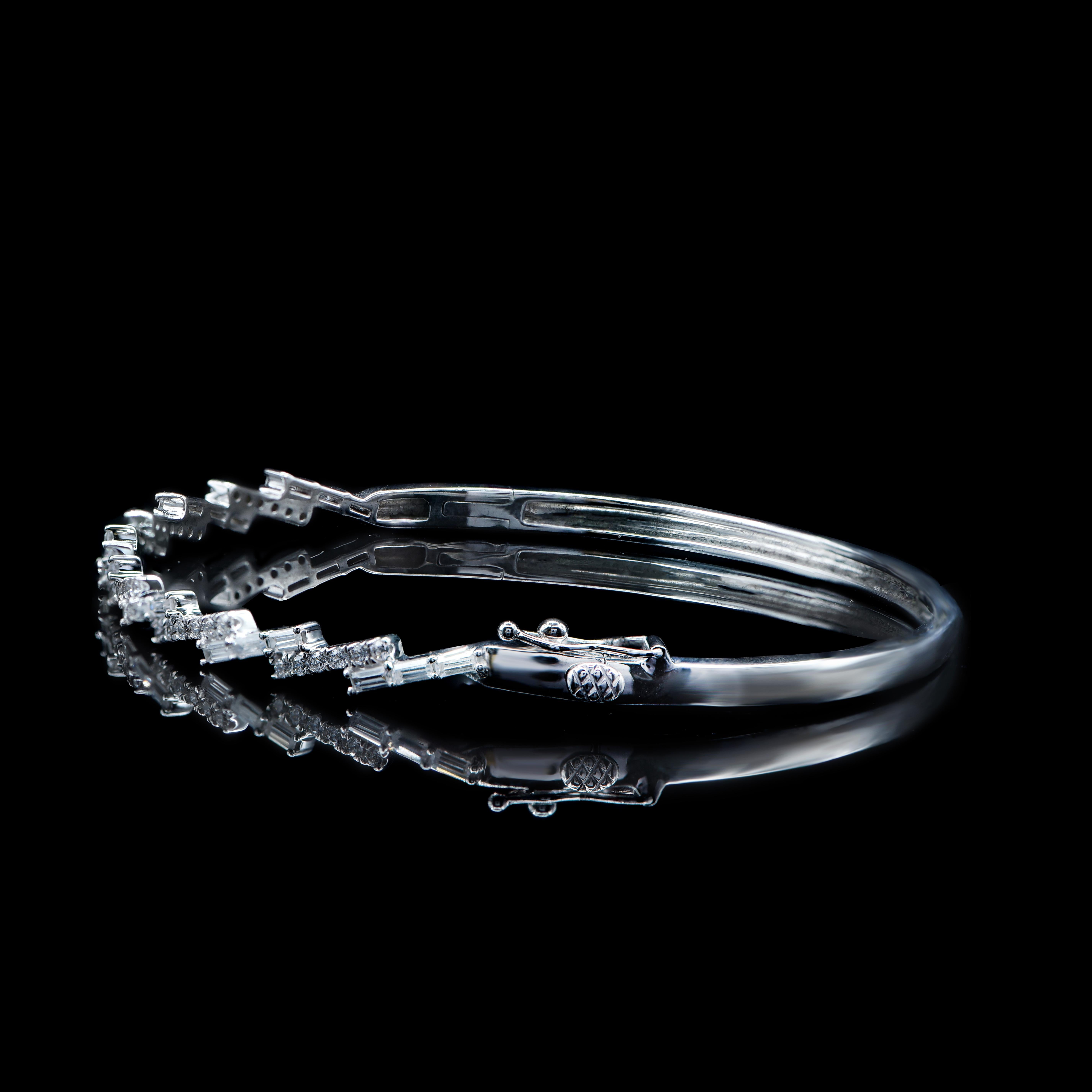 Taille ronde TJD Bracelet jonc zigzag en or blanc 18 carats avec diamants ronds et baguettes de 1,00 carat en vente
