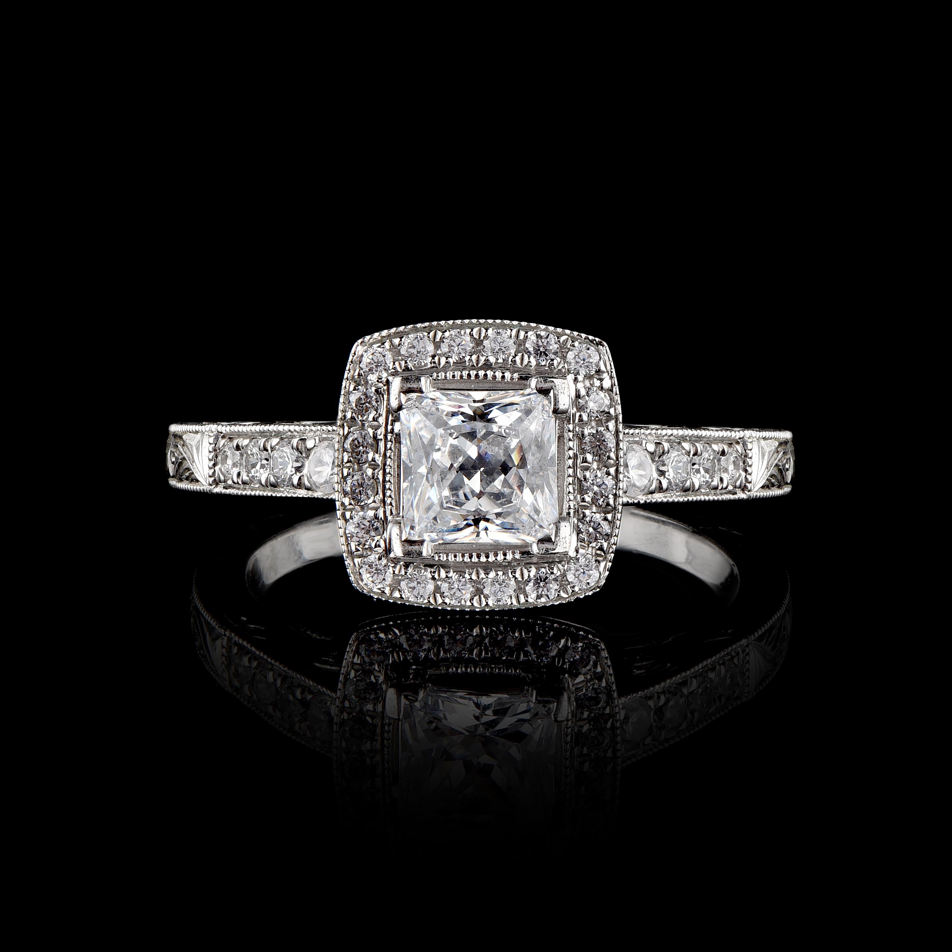 Der Verlobungsring mit rundem Naturdiamanten verleiht Ihrem Stil mit diesem 18 Karat Weißgold einen Hauch von Raffinesse. Dieser Ring ist mit einem 0,80-karätigen Mittelstein und einem 0,30-karätigen Diamanten in Zacken- und Mikrozacken-Fassung