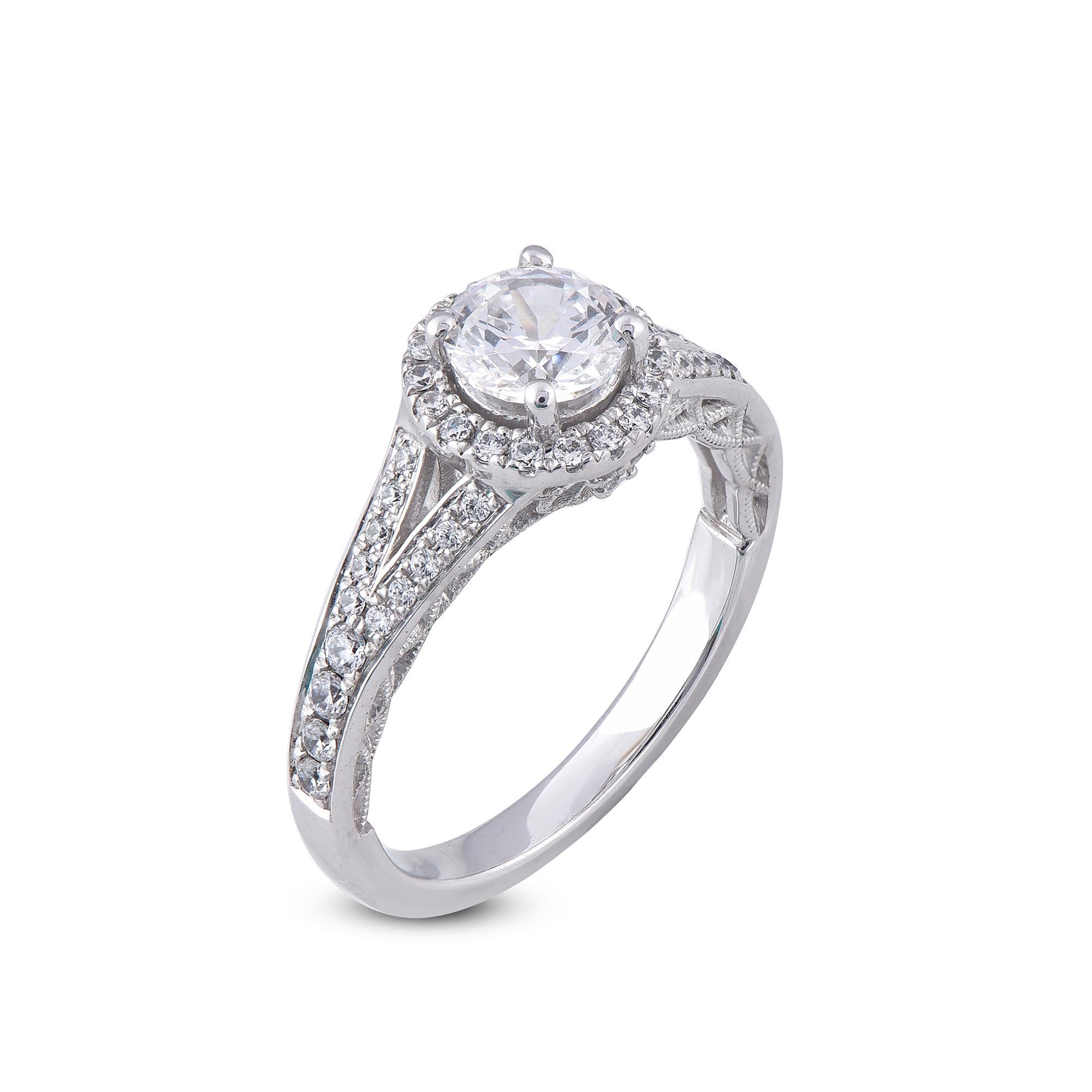 Un classico senza sforzo, questo anello di fidanzamento con diamante è un bellissimo simbolo del tuo affetto. Questo anello di fidanzamento presenta una pietra centrale da 0,80 carati con montatura di diamanti e un gambo da 0,40 carati con file di