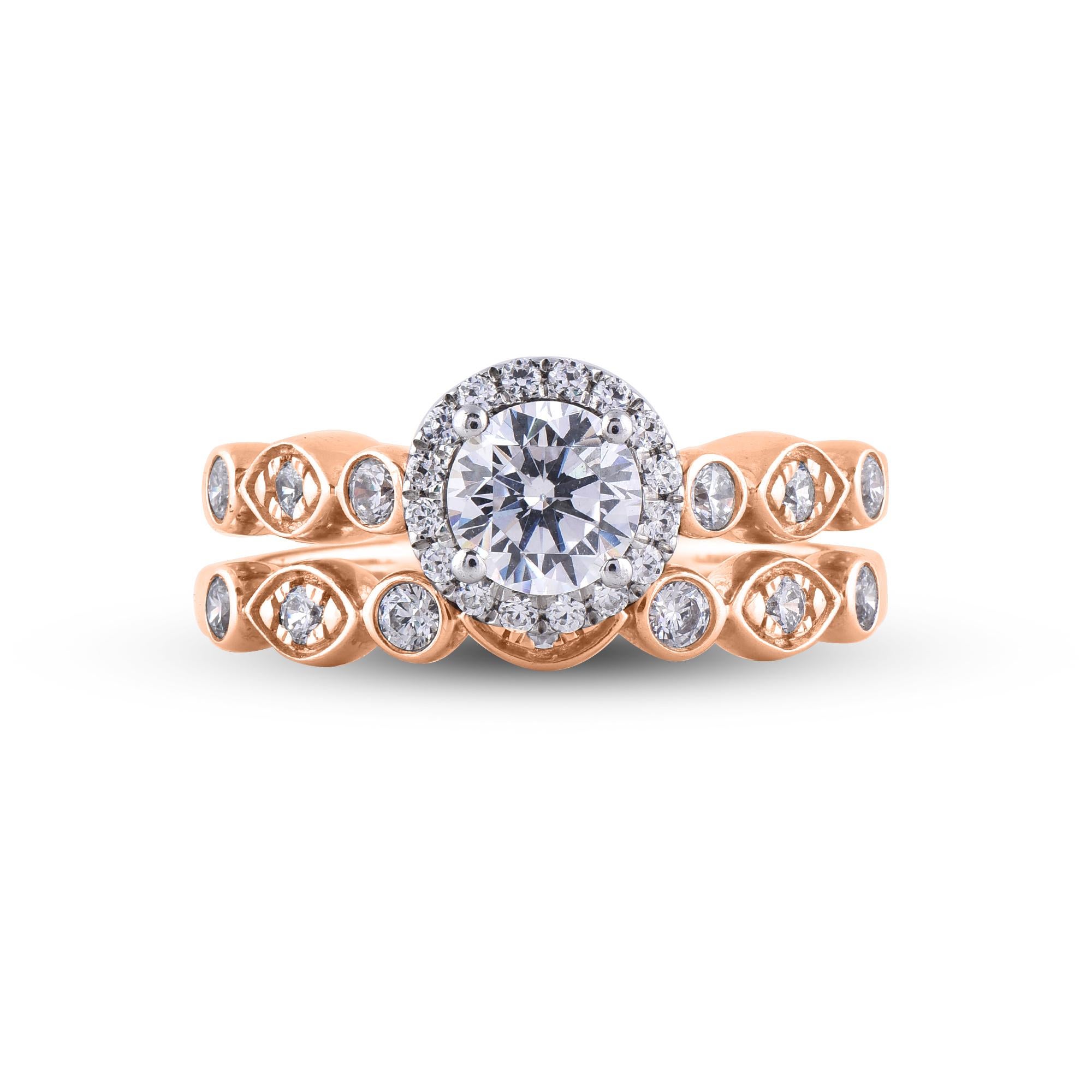 Laissez-vous séduire par l'aspect scintillant de cette bague de mariage en diamant. Cette bague est magnifiquement conçue et sertie d'une pierre centrale de 0,70 ct et d'une monture en diamant de 0,50 ct et d'un diamant doublé sur la tige festonnée.