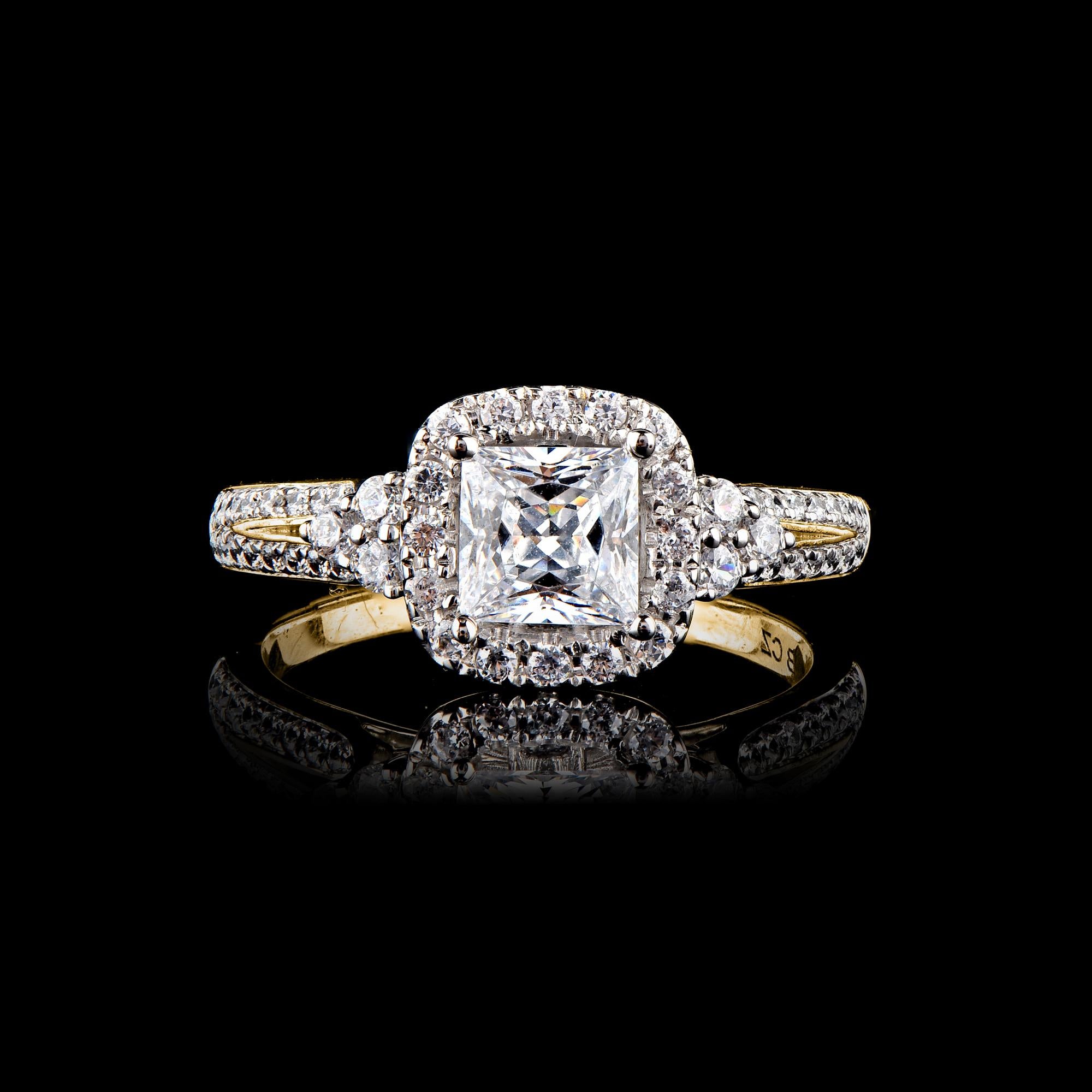 Round Cut TJD 1.23 Carat Round & Princess Cut Diamond 14 Karat Yellow Gold Engagement Ring For Sale