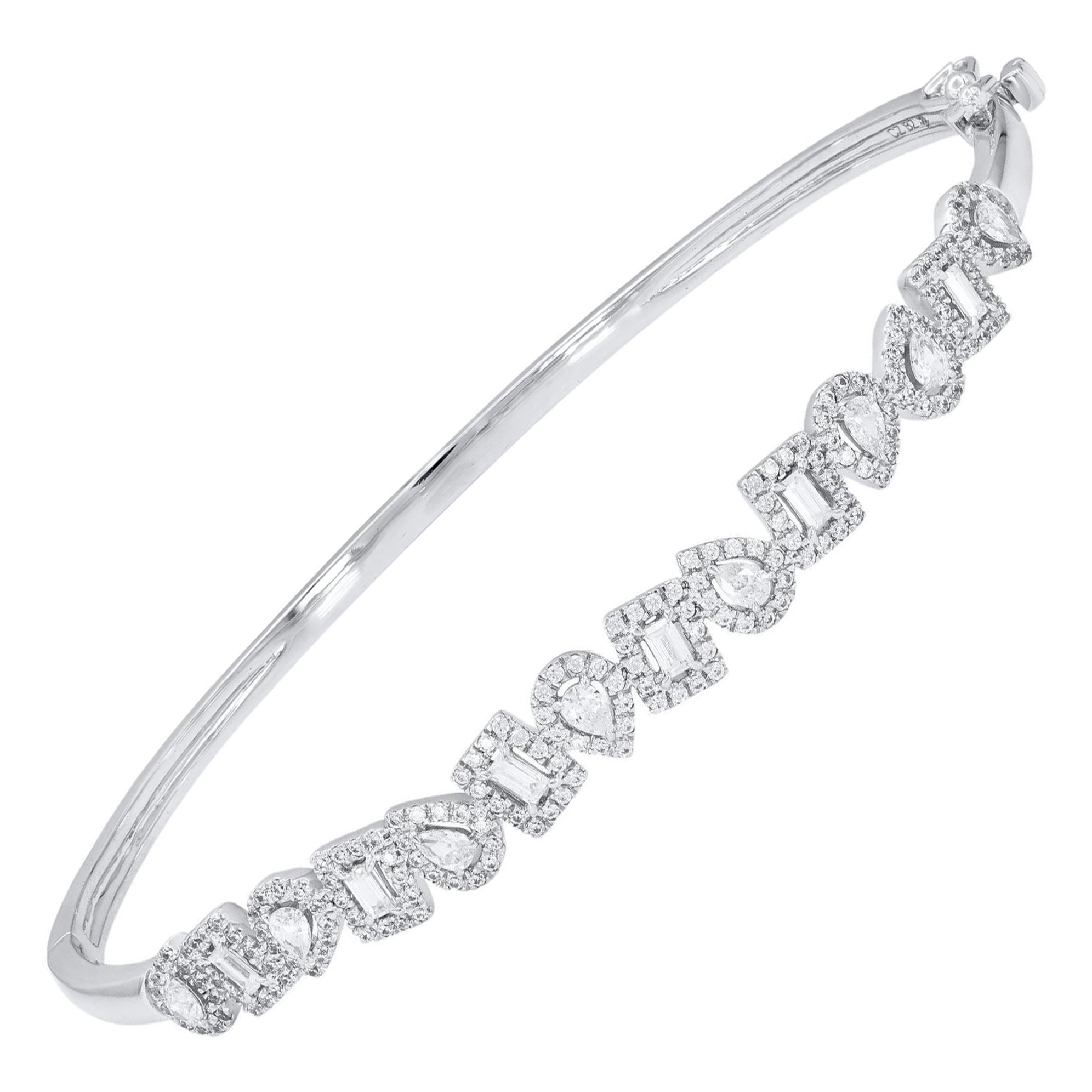 Classique et sophistiqué, ce bracelet en diamants s'accorde avec toutes les tenues vestimentaires.
Ce bracelet Whiting présente 194 diamants naturels de taille poire, baguette et simple en serti clos et en or blanc 14 carats. Les diamants sont de