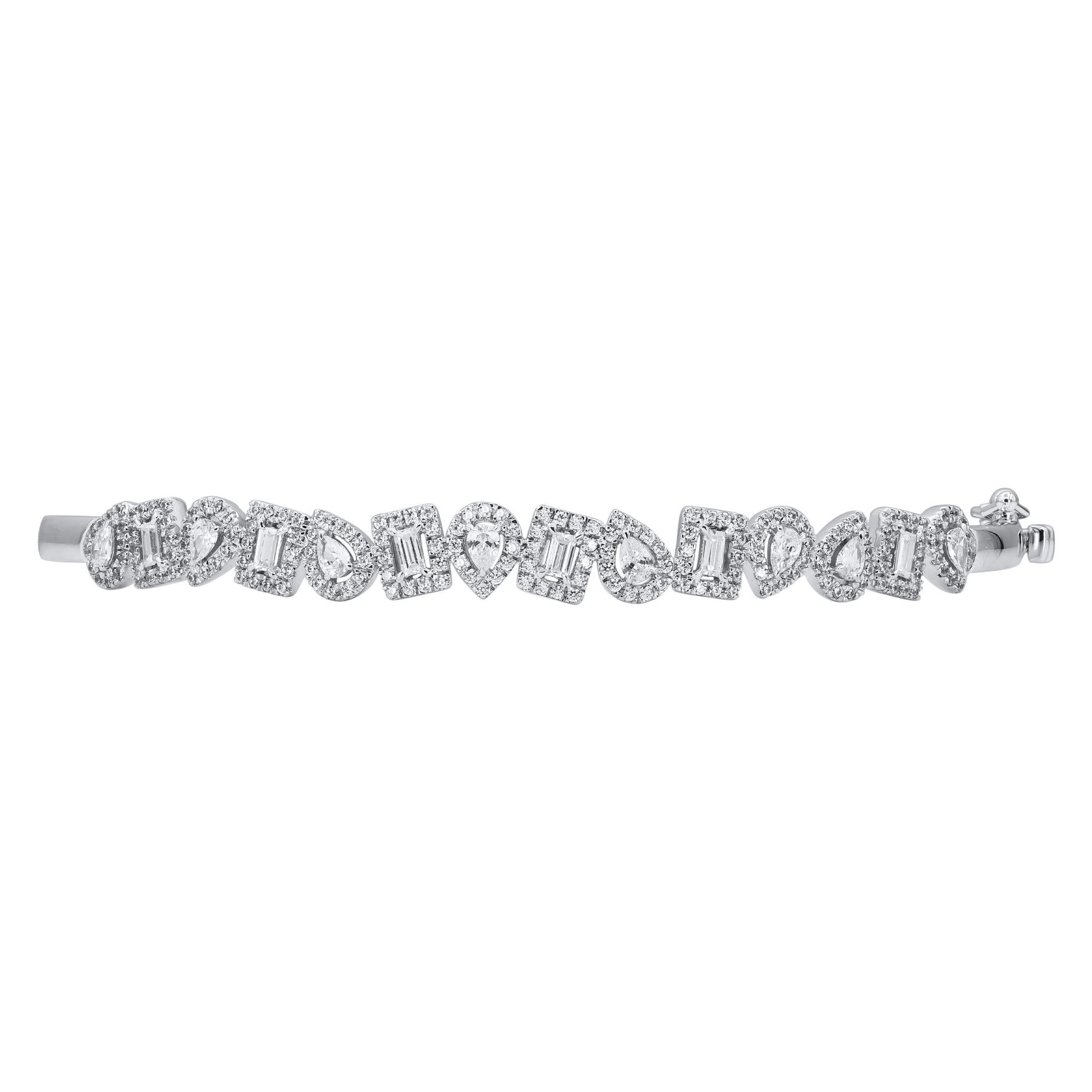 Classique et sophistiqué, ce bracelet en diamants s'accorde avec toutes les tenues vestimentaires.
Ce bracelet Whiting présente 194 diamants naturels de taille poire, baguette et simple en serti clos et en or blanc 18 carats. Les diamants sont de