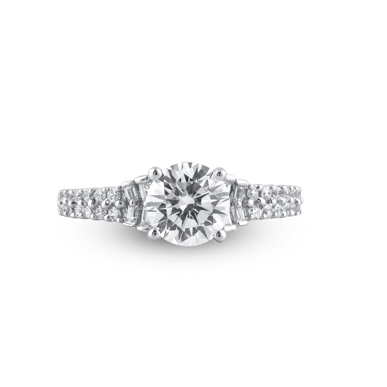 Un'aggiunta graziosa al suo guardaroba, questo modello realizzato in oro bianco 14 carati presenta 33 diamanti rotondi taglio brillante e taglio baguette incastonati in una montatura a griffe e a mezzo canale. Il peso totale dei diamanti è di 1,25