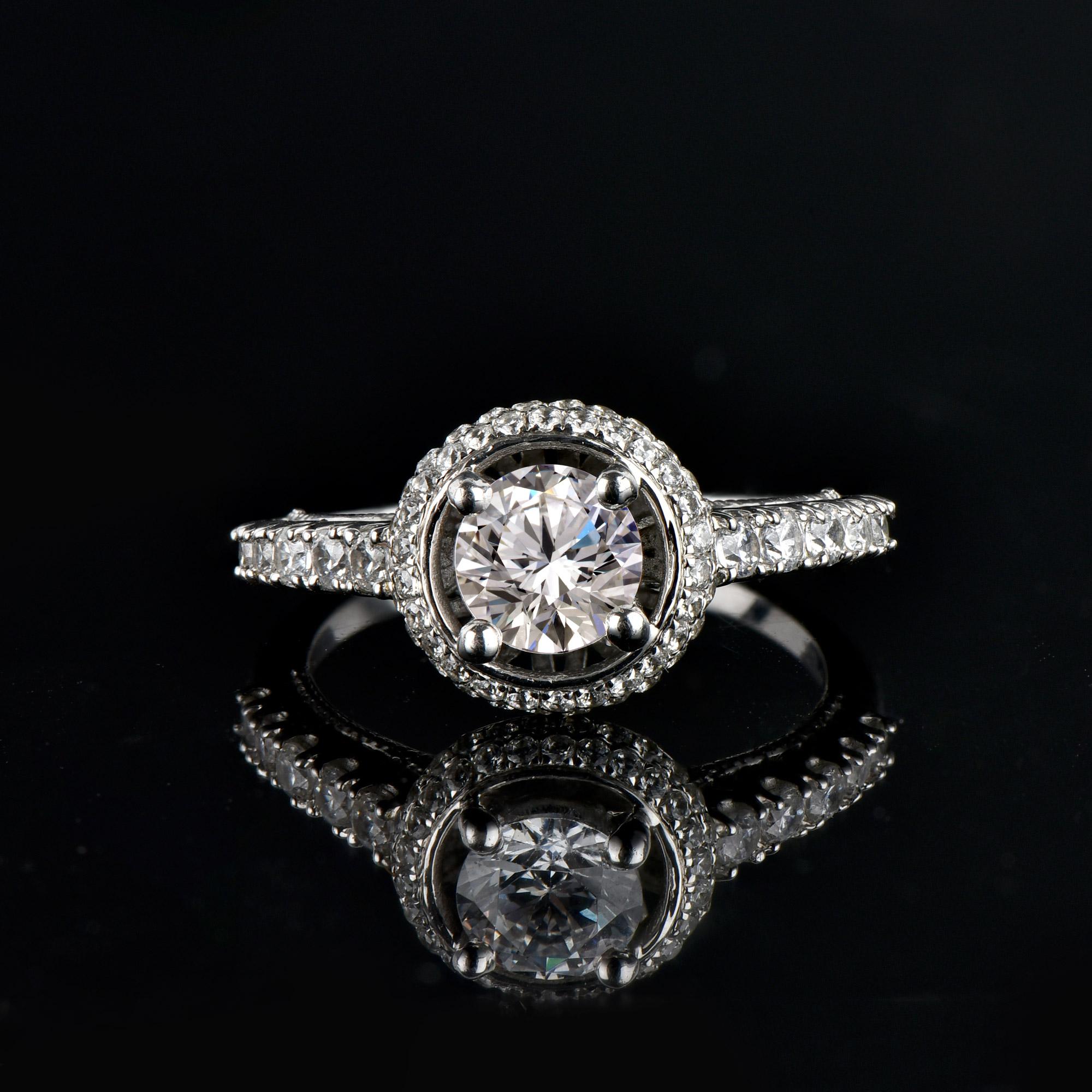 Taille ronde TJD Bague de fiançailles à la mode en or blanc 18 carats avec halo de diamants ronds de 1,25 carat en vente
