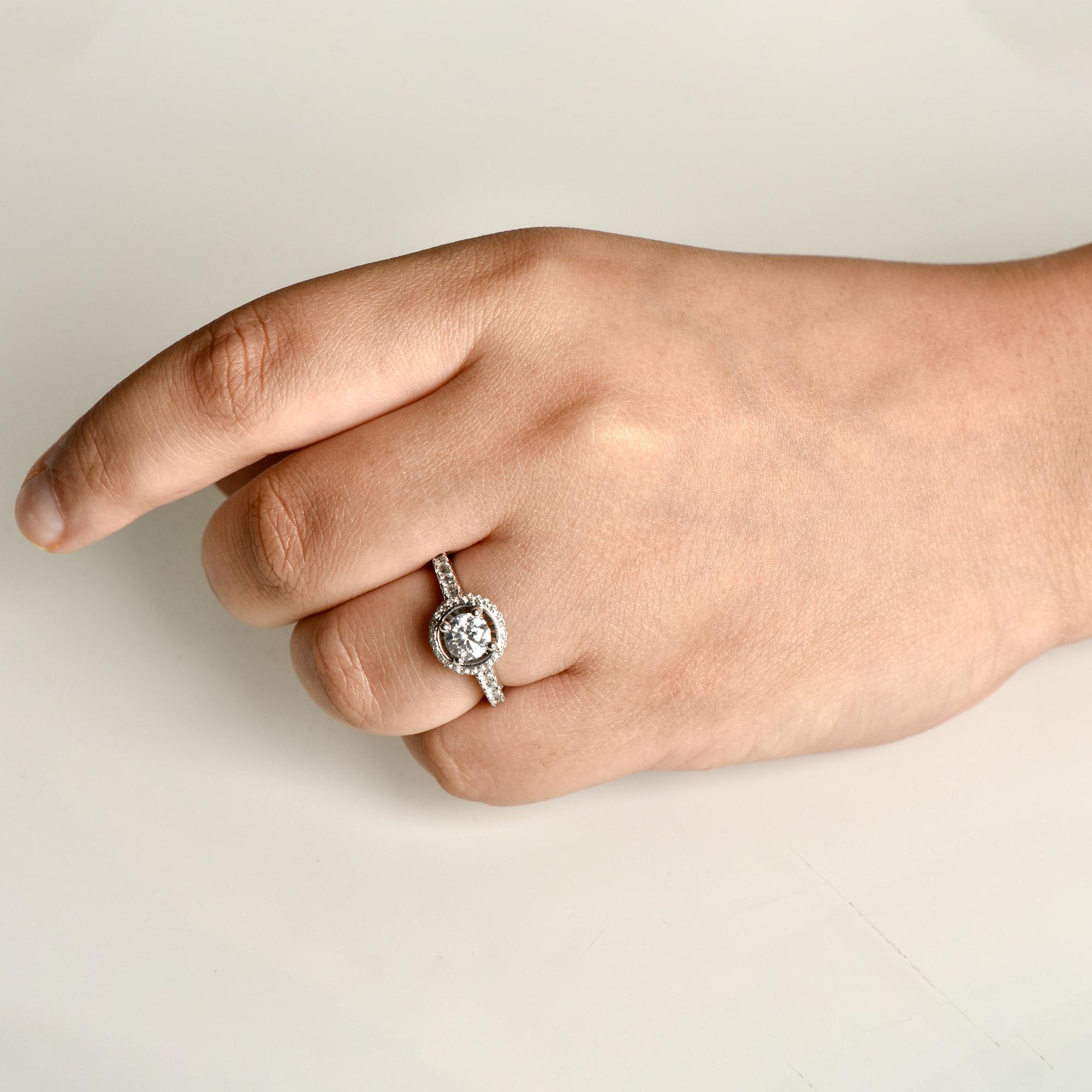 TJD Bague de fiançailles à la mode en or blanc 18 carats avec halo de diamants ronds de 1,25 carat Neuf - En vente à New York, NY