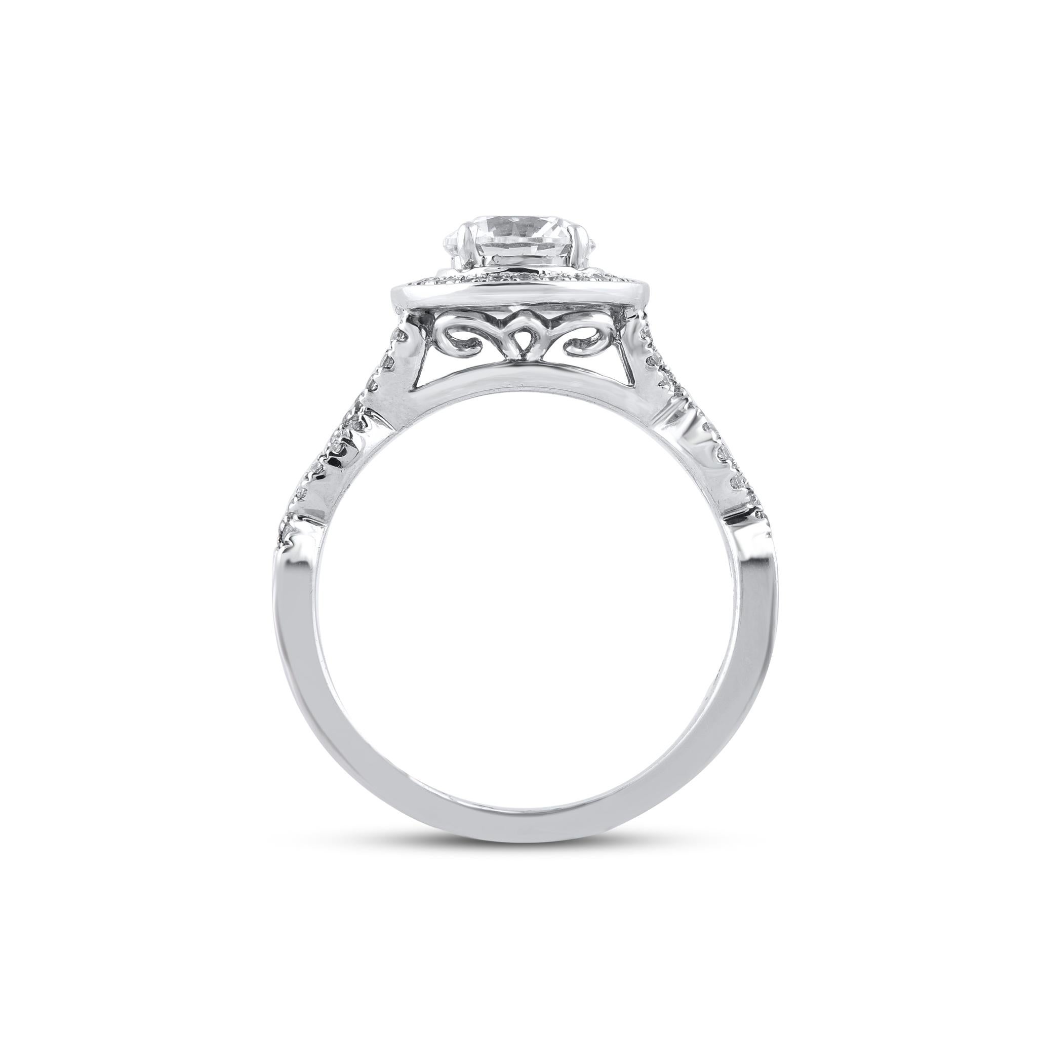 Anello da sposa TJD con diamante rotondo da 1,25 carati in oro bianco 18 carati con gambo ritorto e aureola In condizioni Nuovo in vendita a New York, NY