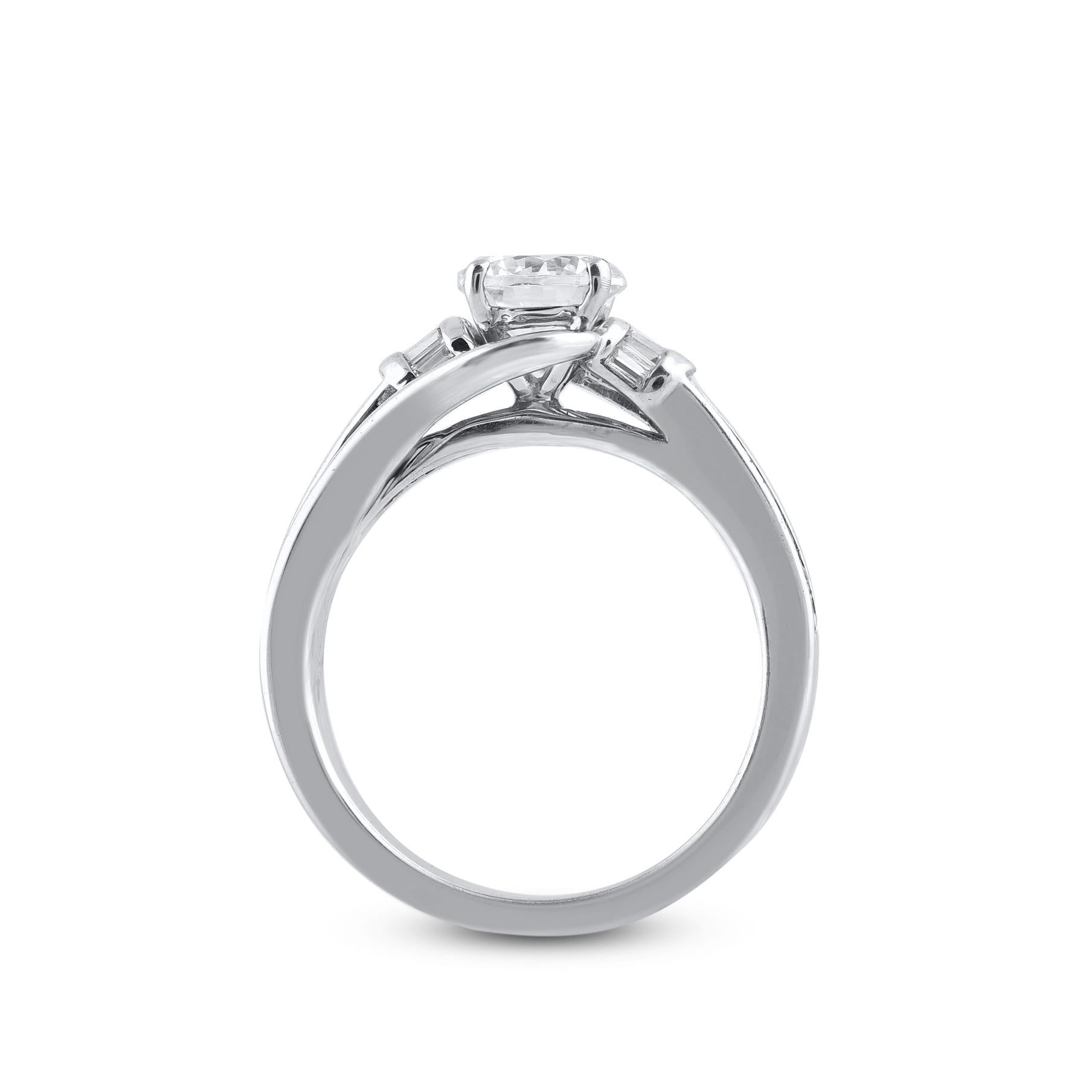 Anello di fidanzamento in oro bianco con diamanti taglio rotondo e taglio baguette da 1,33 carati TJD In condizioni Nuovo in vendita a New York, NY