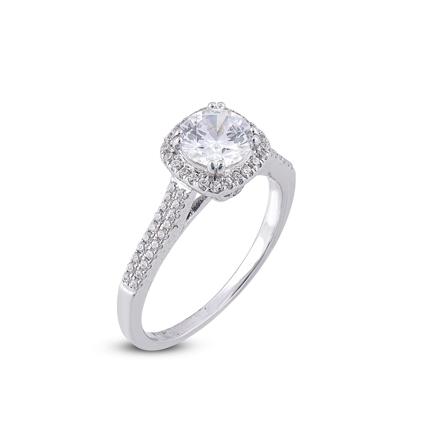 Questo anello con diamante, splendido e classico, è realizzato in oro bianco 18 carati. L'anello di fidanzamento a forma di cuscino presenta una pietra centrale da 1,00 carati e un diamante da 0,35 carati sulla montatura e sul gambo, fiancheggiato