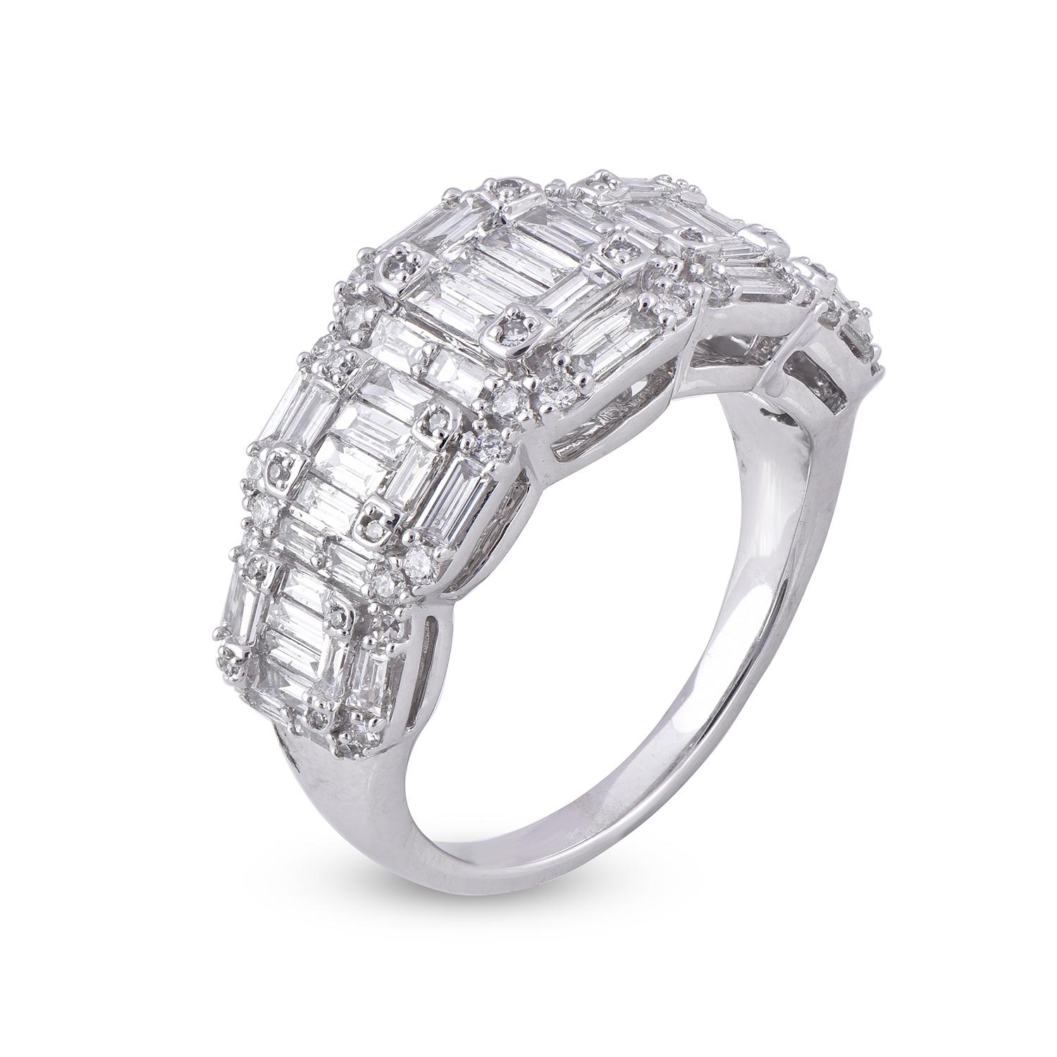 Con diamanti rotondi e baguette, questo anello è realizzato in oro bianco da 14 carati con 52 diamanti rotondi e 52 diamanti taglio baguette incastonati in una splendida montatura a griffe e a pavé; i diamanti sono classificati con colore H-I e