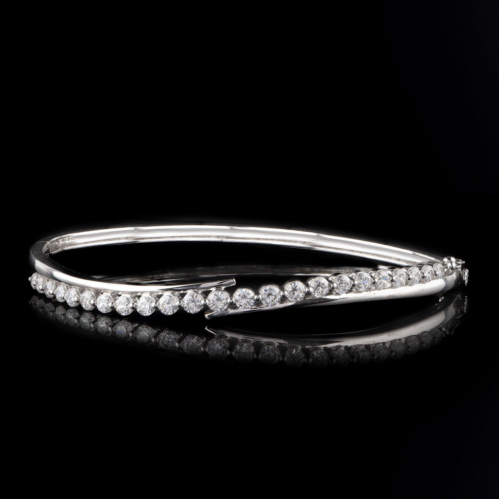 Contemporain Bracelet jonc bypass de créateur en or blanc 18 carats avec diamants de 2,00 carats TJD en vente