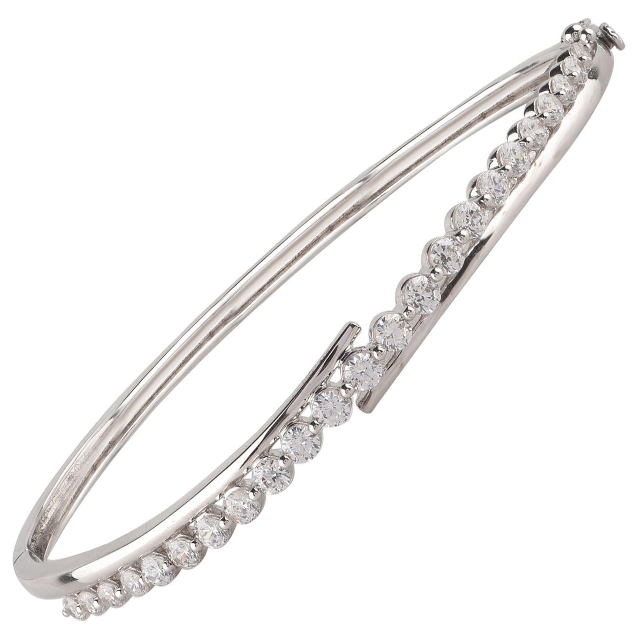 Bracelet jonc bypass de créateur en or blanc 18 carats avec diamants de 2,00 carats TJD en vente