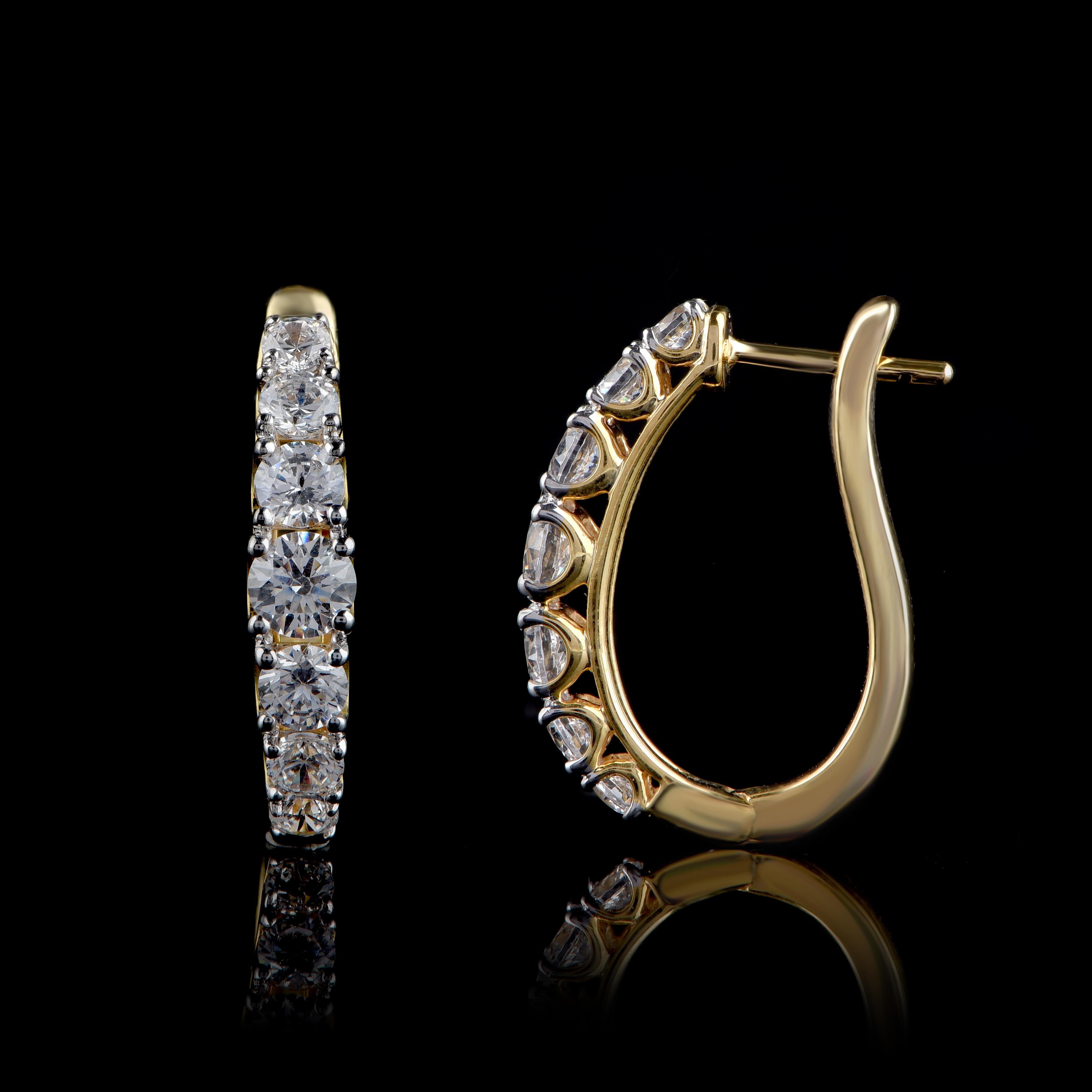 Ces boucles d'oreilles en diamant éblouissent par la beauté de leurs 14 diamants taille brillant sertis en griffe et fabriqués à la main par nos experts en or jaune 18 carats. Les diamants sont classés H-I Color, I2 Clarity.
