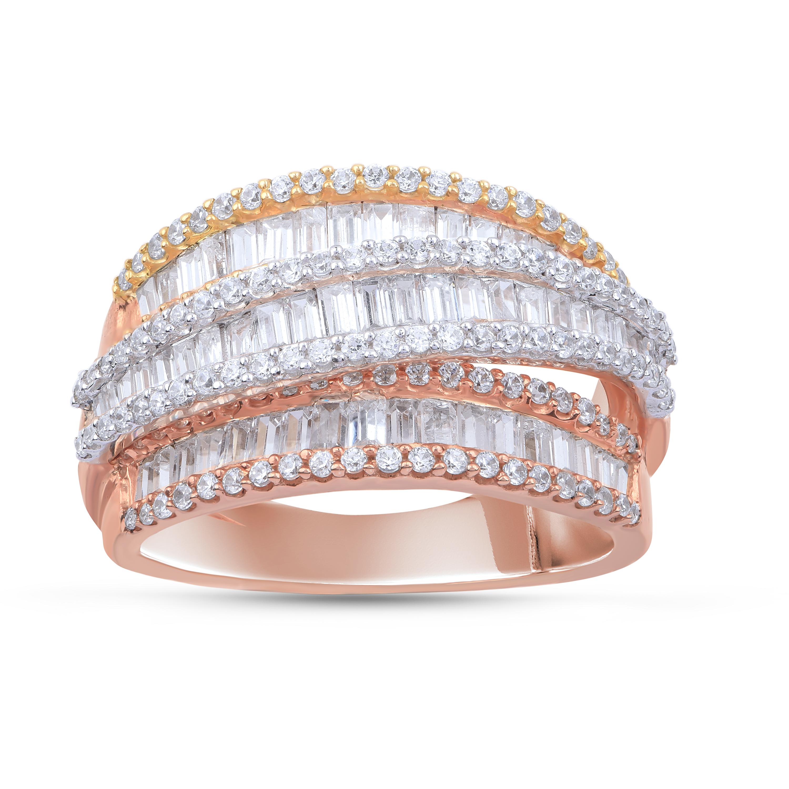 El impresionante anillo de diamantes está adornado con 138 brillantes y 59 baguettes en engaste de garra y canal, y fabricado en oro rosa de 18 quilates. Los diamantes tienen un color H-I y una pureza I2. 

El color del metal y el tamaño del anillo