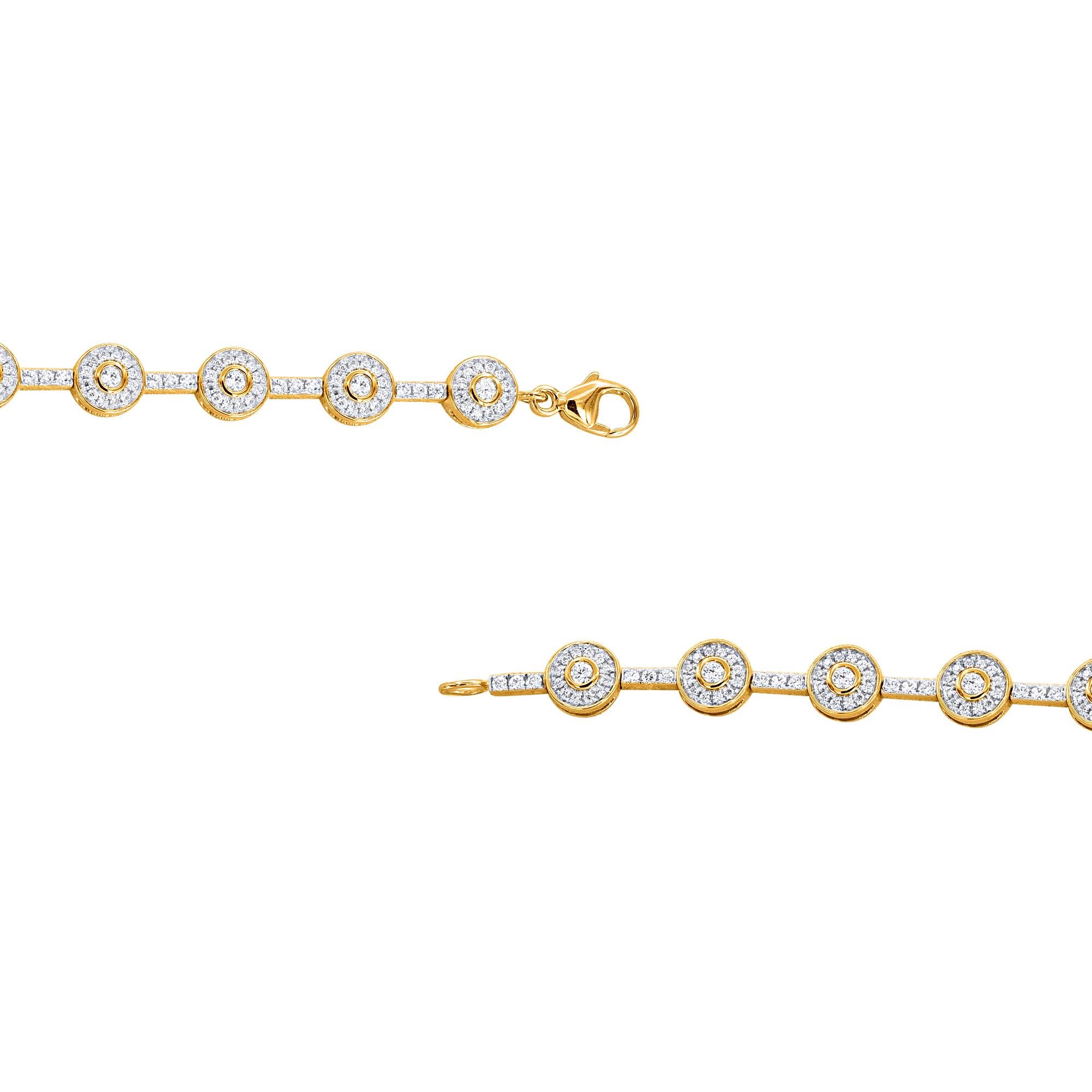 Dieser klassische und raffinierte Diamant-Armreif passt zu jeder Kleidung. Dieser schimmernde Armreif besteht aus 256 runden Diamanten mit natürlichem Brillantschliff und Einzelschliff in Zacken- und Lünettenfassung und ist aus 18 Karat Gelbgold