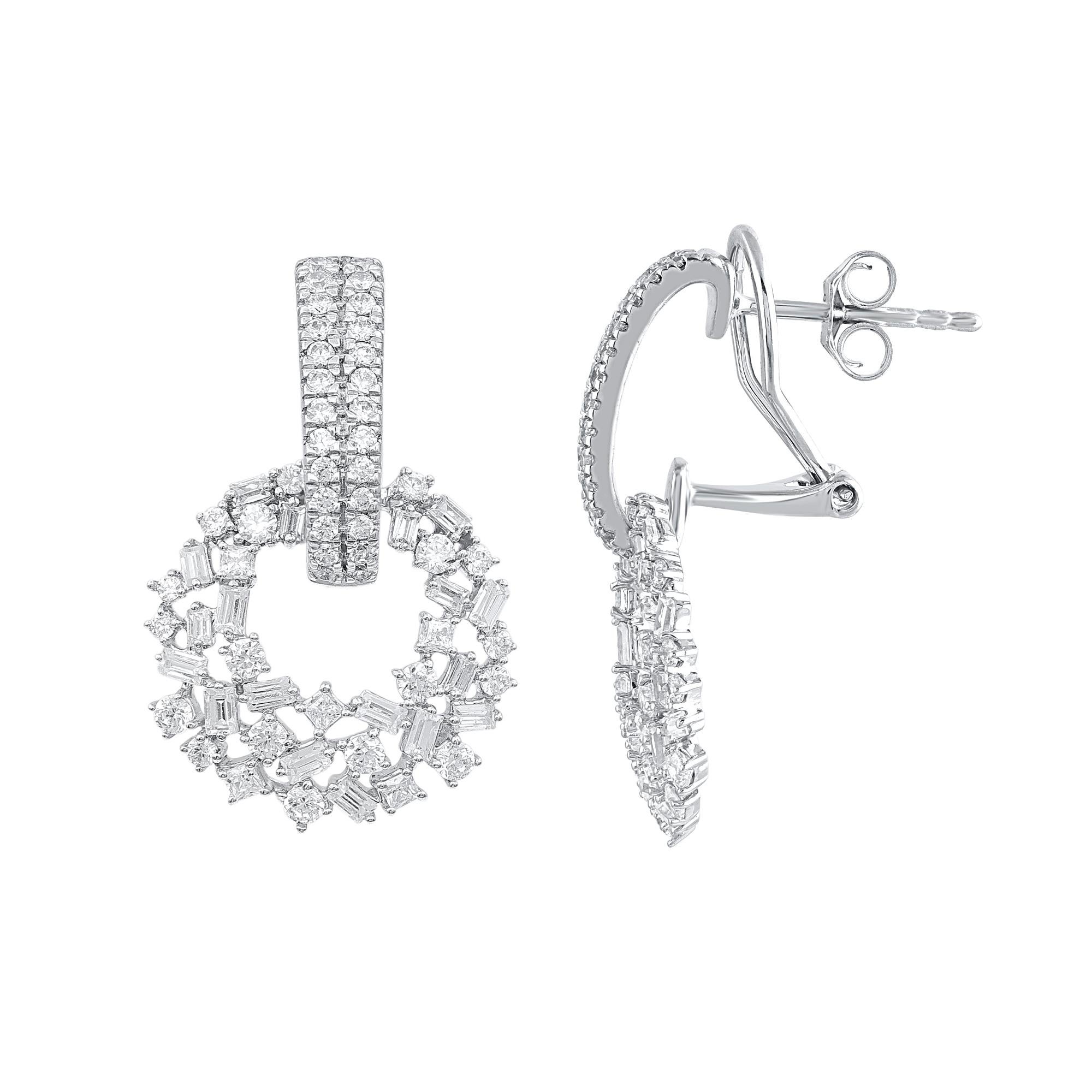 Il complemento perfetto per il suo stile classico, questo orecchino con diamante a pendente risplende con il tuo 